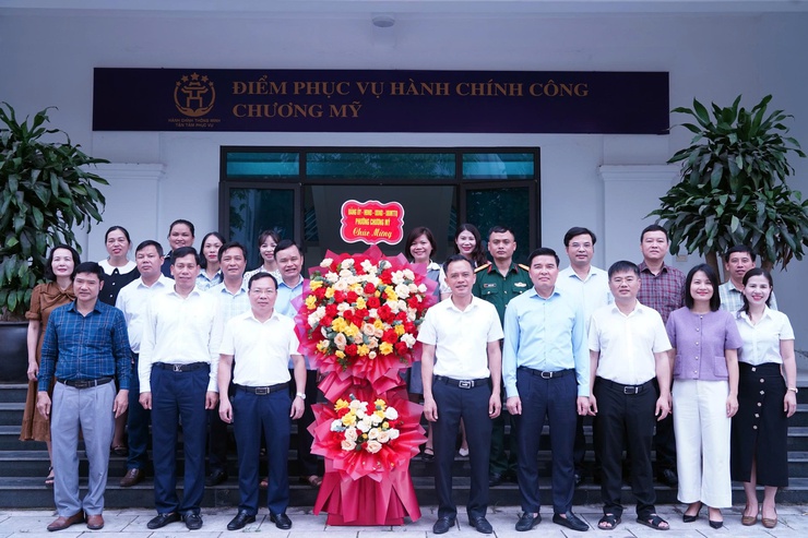 Lãnh đạo phường Chương Mỹ chúc mừng đội ngũ làm công tác thông tin, tuyên truyền nhân Ngày Báo chí Cách mạng Việt Nam