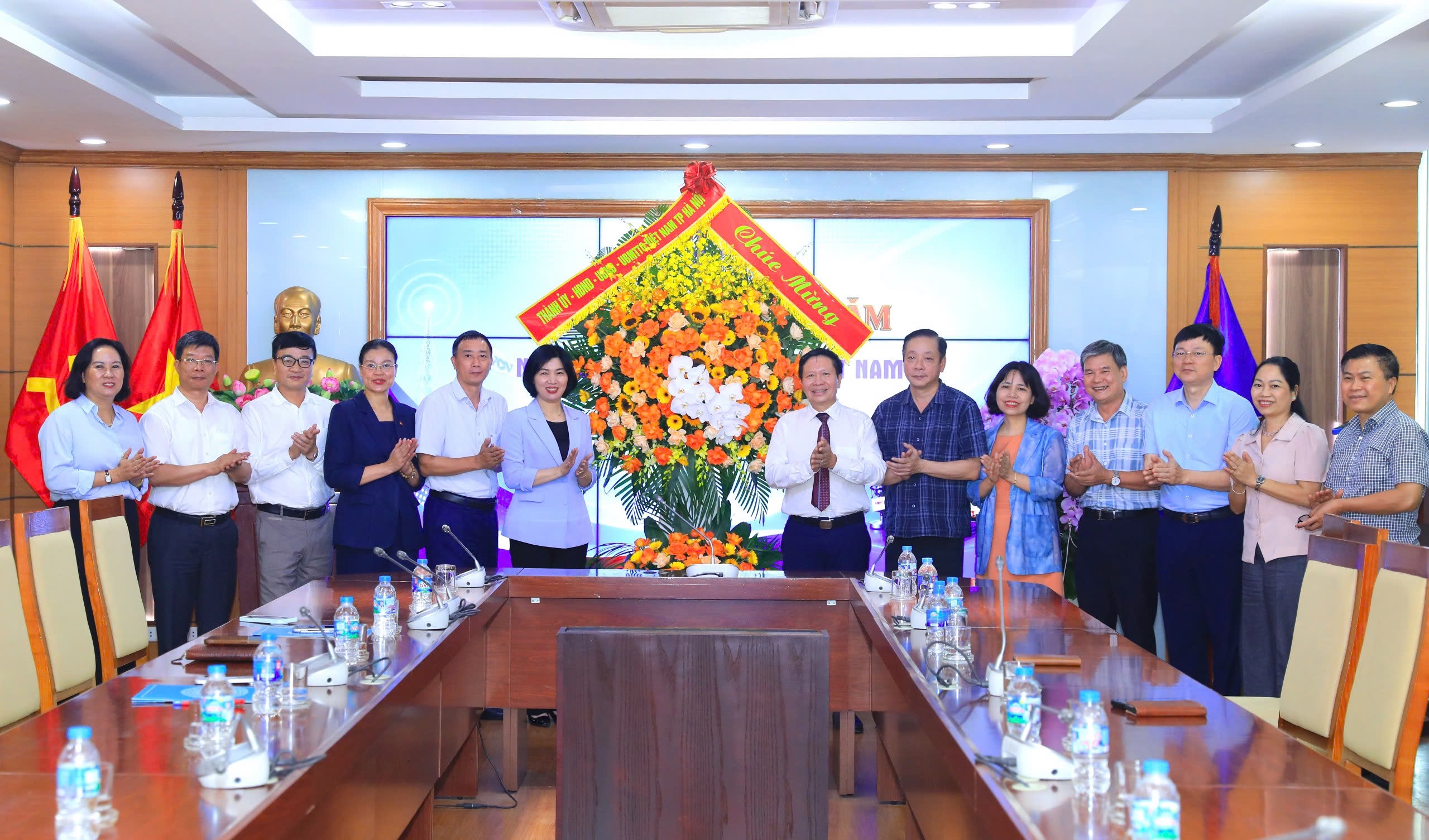 Chủ tịch HĐND thành phố Hà Nội Phùng Thị Hồng Hà thăm, chúc mừng Đài Tiếng nói Việt Nam nhân Ngày Báo chí Cách mạng Việt Nam