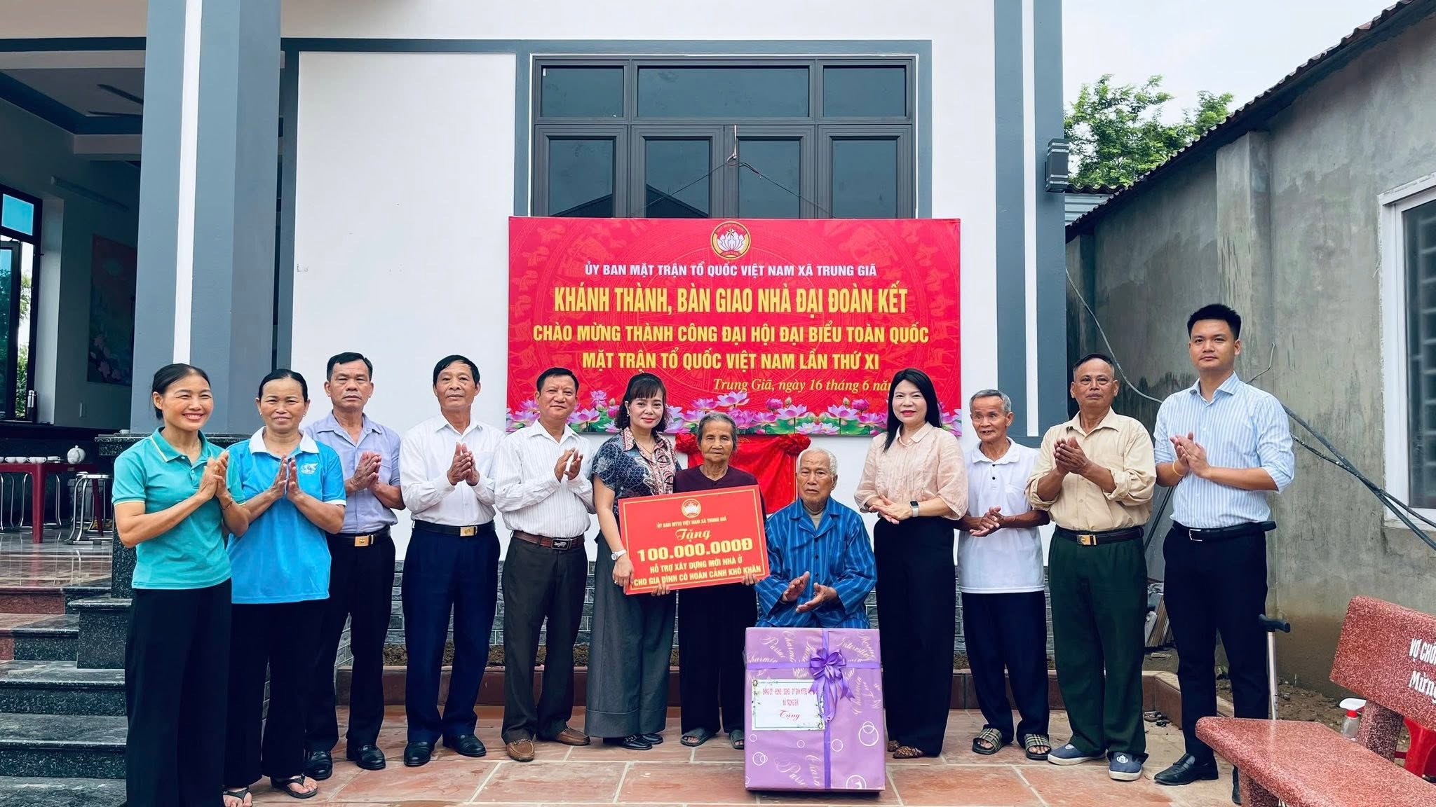 Mặt trận Tổ quốc xã Trung Giã trao mái ấm cho gia đình khó khăn