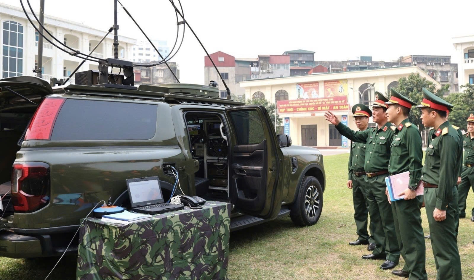 Bộ Tư lệnh Thủ đô Hà Nội kiểm tra trang bị chỉ huy hiện đại và rà soát phương án phục vụ dự án Vành đai 2,5