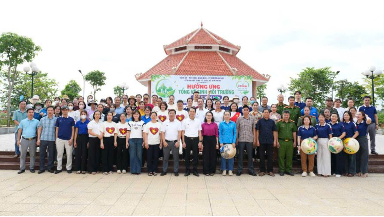 Xã Sơn Đồng đồng loạt ra quân làm sạch môi trường, lan tỏa phong trào xây dựng địa phương sáng - xanh - sạch - đẹp