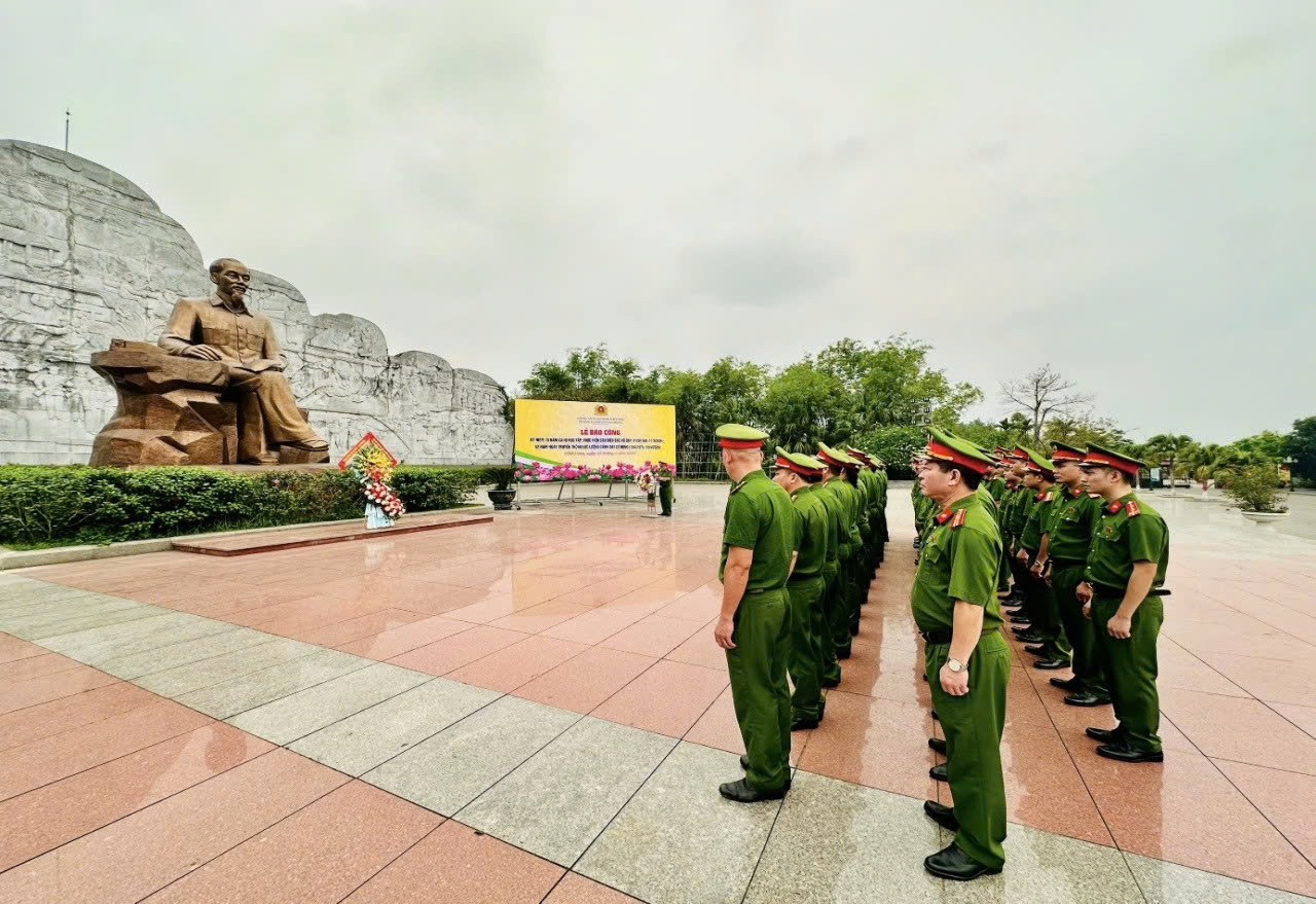 Cảnh sát cơ động Công an thành phố Hà Nội báo công dâng Bác, tiếp thêm động lực thi đua hoàn thành nhiệm vụ