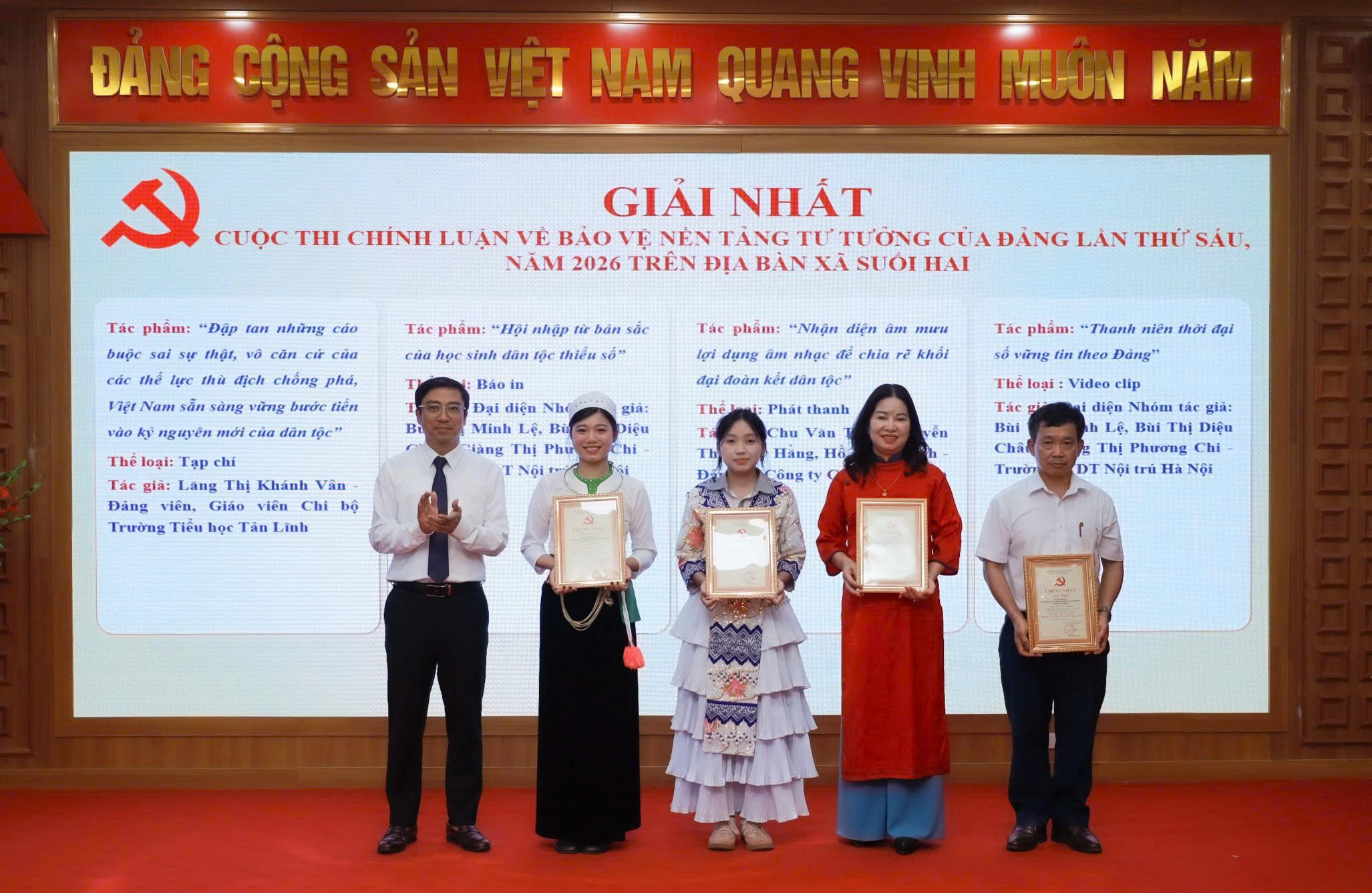 Đảng bộ xã Suối Hai lan tỏa sức mạnh chính luận, trao thưởng các tác phẩm xuất sắc bảo vệ nền tảng tư tưởng của Đảng