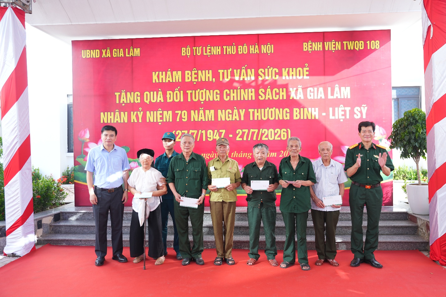 Xã Gia Lâm chăm lo sức khỏe người có công bằng hoạt động khám bệnh, cấp thuốc và trao quà tri ân