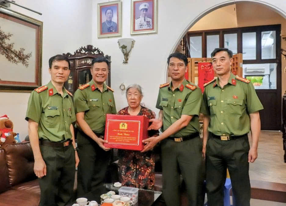 Công an thành phố Hà Nội tri ân các thế hệ đi trước, động viên cán bộ lực lượng Tham mưu nhân dịp kỷ niệm 80 năm Ngày truyền thống
