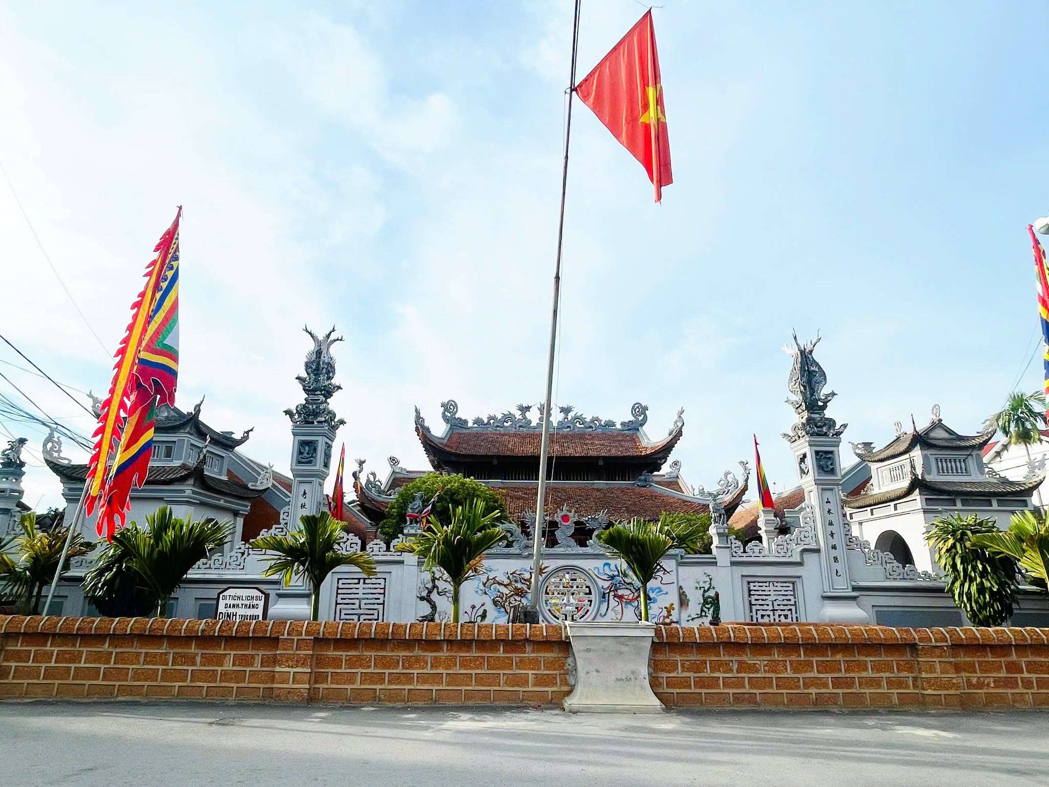 Lãnh đạo xã Hạ Bằng dâng hương tại Đình làng Trúc Động, gìn giữ và lan tỏa giá trị di sản văn hóa truyền thống