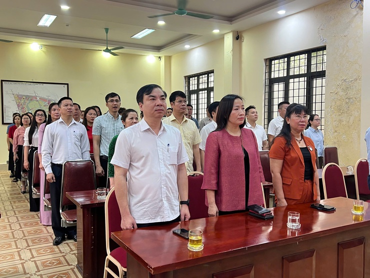 Phường Tây Mỗ công bố quyết định điều động, bổ nhiệm cán bộ tại lễ chào cờ đầu tháng 4