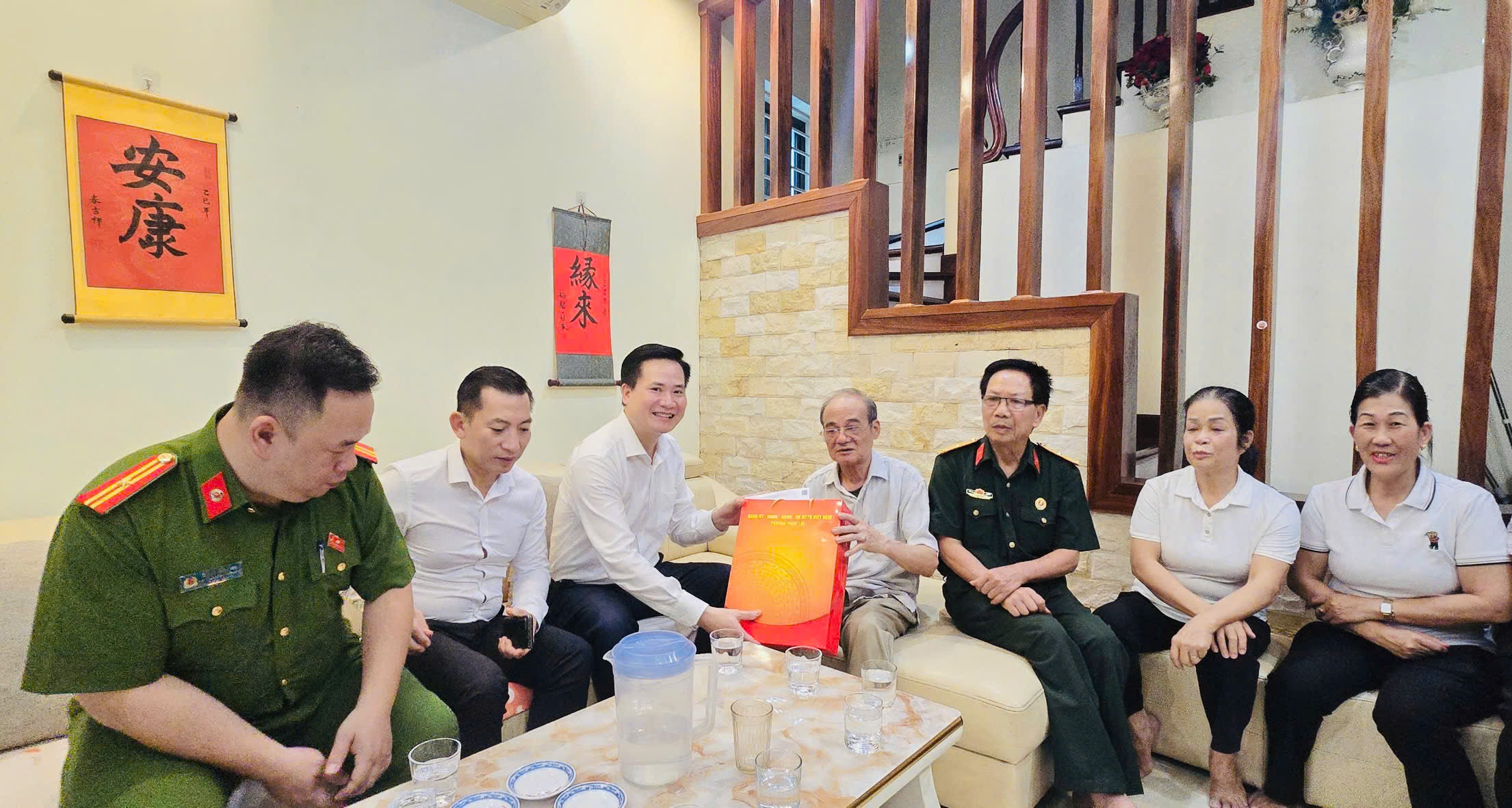 Phường Phúc Lợi tri ân người có công, chăm lo người cao tuổi nhân dịp kỷ niệm một năm thành lập