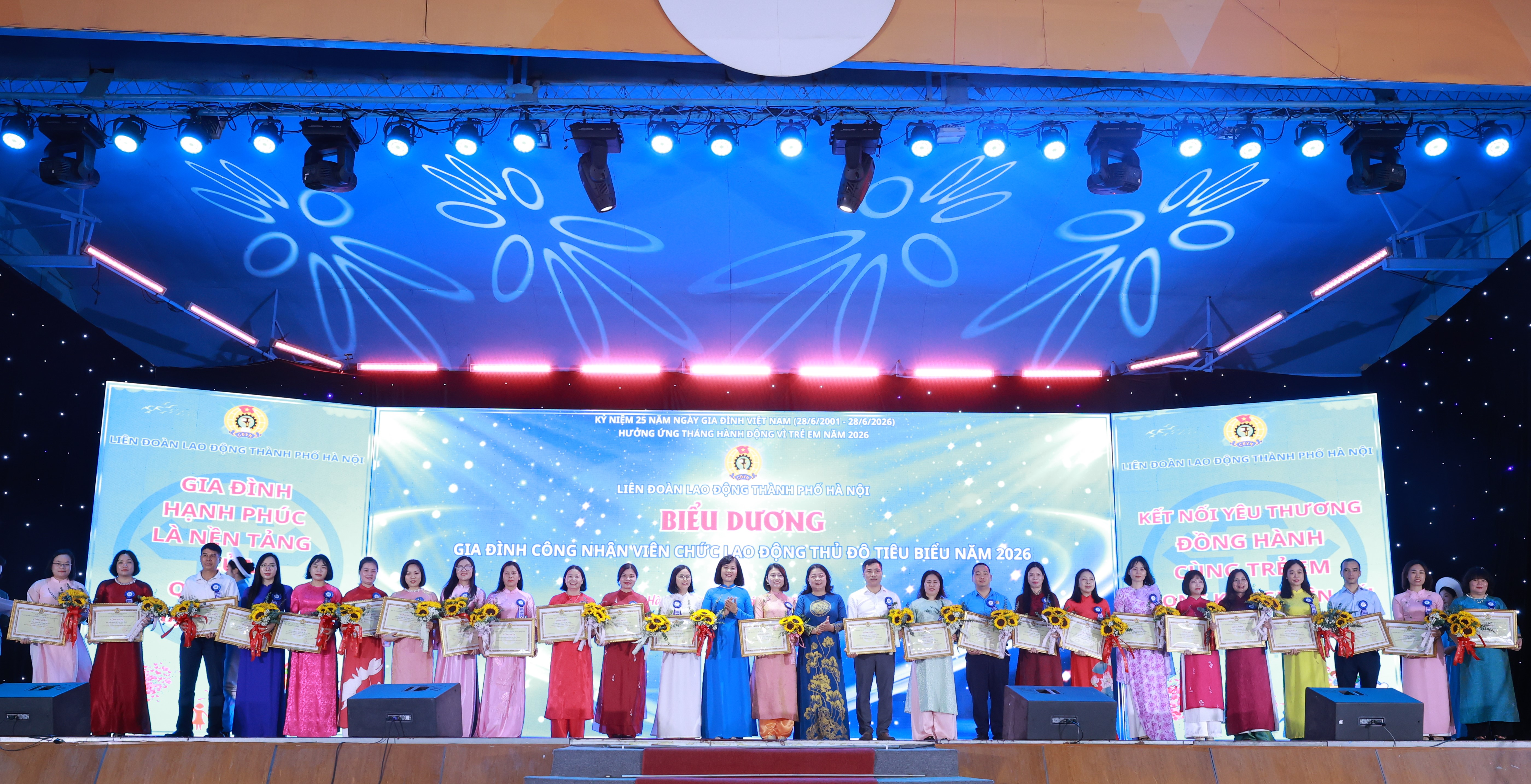 Hà Nội tuyên dương 100 gia đình công nhân tiêu biểu