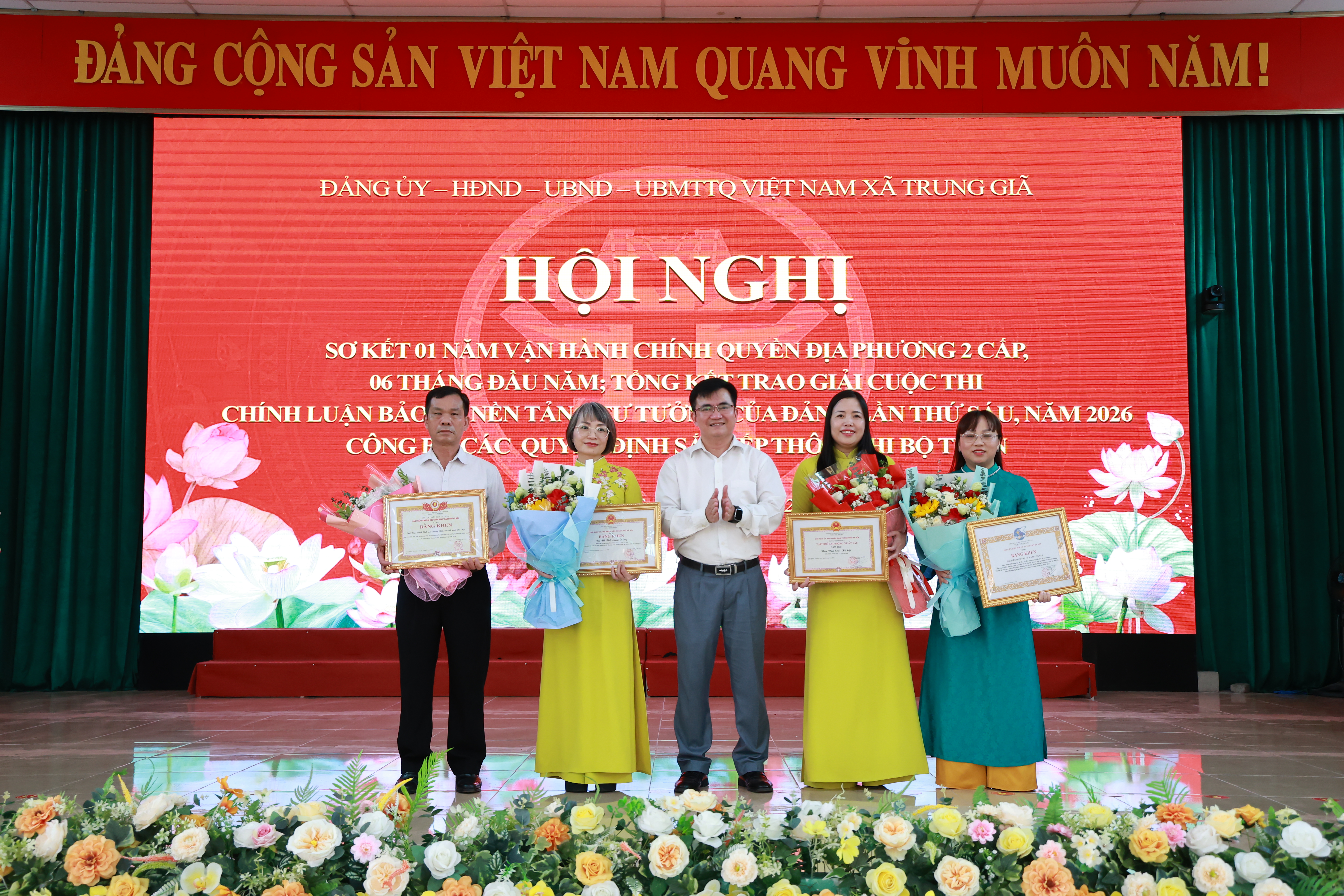 Xã Trung Giã trao giải Cuộc thi chính luận bảo vệ nền tảng tư tưởng của Đảng lần thứ Sáu