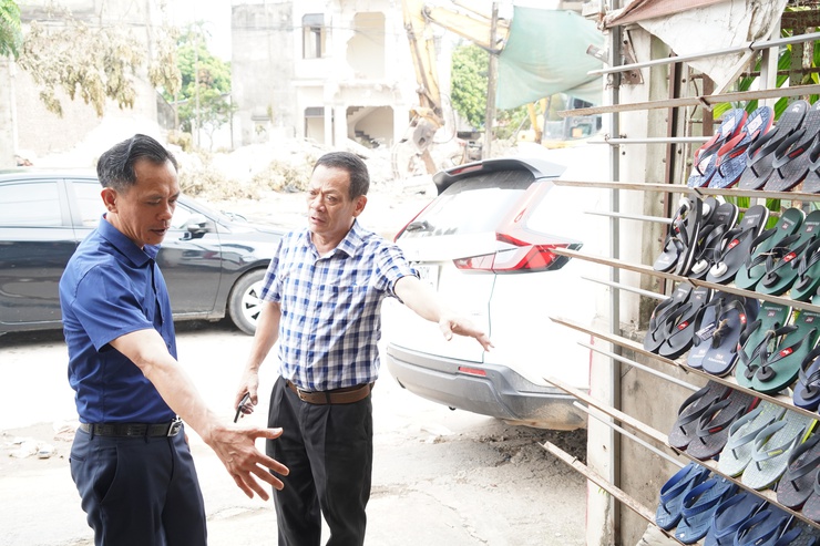 Bí thư Đảng uỷ phường Chương Mỹ trực tiếp xuống cơ sở tạo đồng thuận giải phóng mặt bằng Dự án Quốc lộ 6