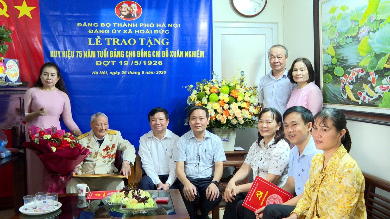 Xã Hoài Đức: Trao Huy hiệu 75 năm tuổi Đảng cho đảng viên lão thành Đỗ Xuân Nghiêm