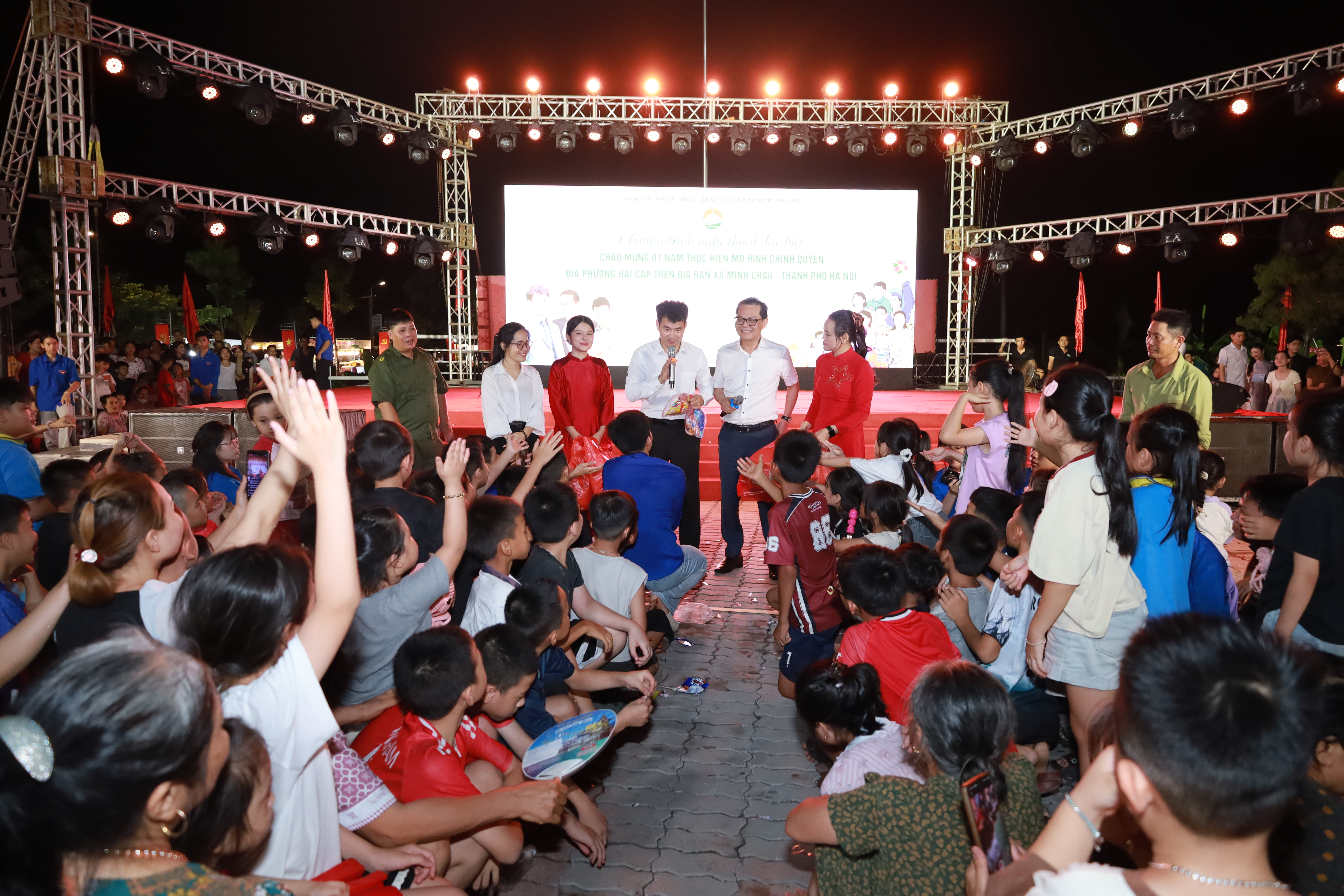 Xã Minh Châu: Đêm nghệ thuật "Vinh quang Việt Nam" lan tỏa niềm tin sau một năm thực hiện mô hình chính quyền địa phương hai cấp