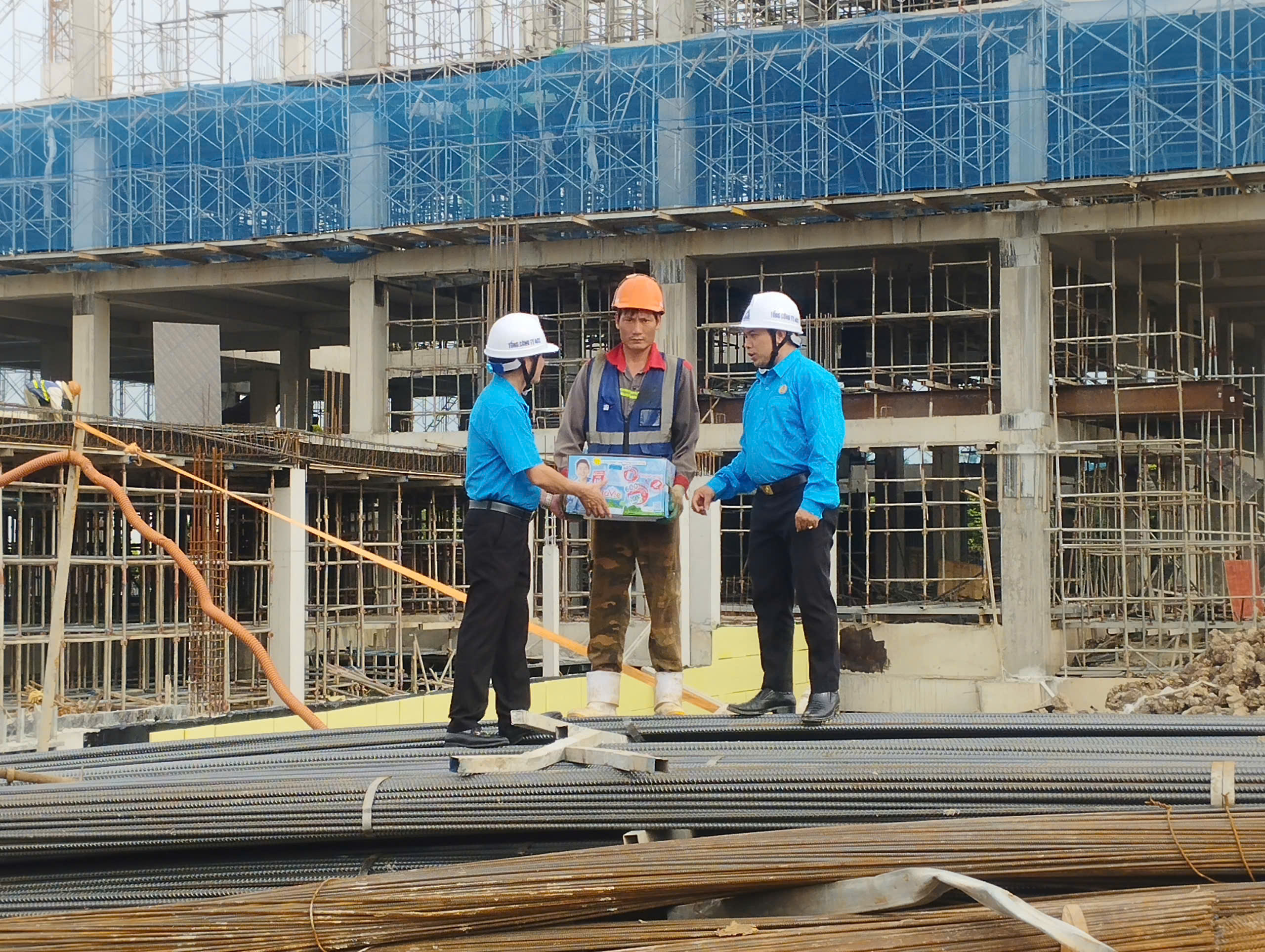 48.000 chai nước Công đoàn tiếp sức công nhân tại các công trình trọng điểm