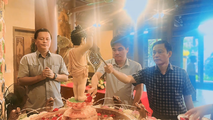 Xã Hương Sơn thăm, chúc mừng các cơ sở Phật giáo nhân Đại lễ Phật đản Phật lịch 2570