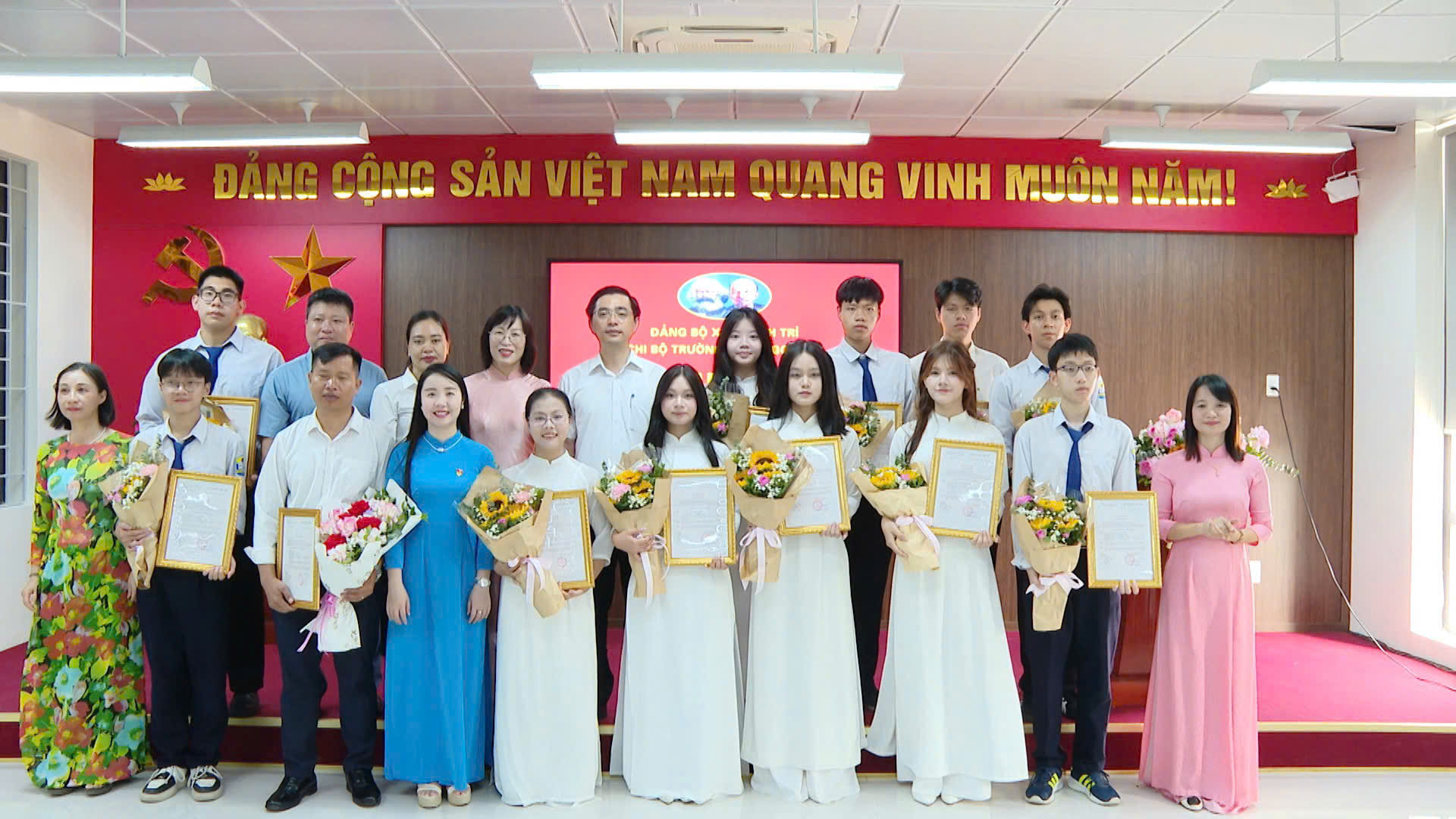 Xã Thanh Trì kết nạp 12 đảng viên mới tại Trường THPT Ngọc Hồi