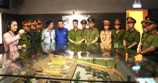 Ban Quản lý Di tích Nhà tù Hỏa Lò giáo dục truyền thống cách mạng cho cán bộ, chiến sĩ trẻ Công an phường Cửa Nam