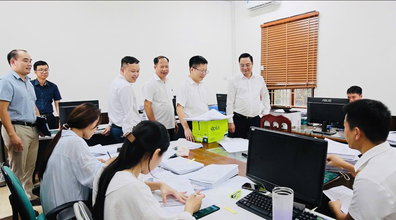 Bí thư Đảng ủy xã Tam Hưng kiểm tra tiến độ, động viên lực lượng giải phóng mặt bằng các dự án trọng điểm
