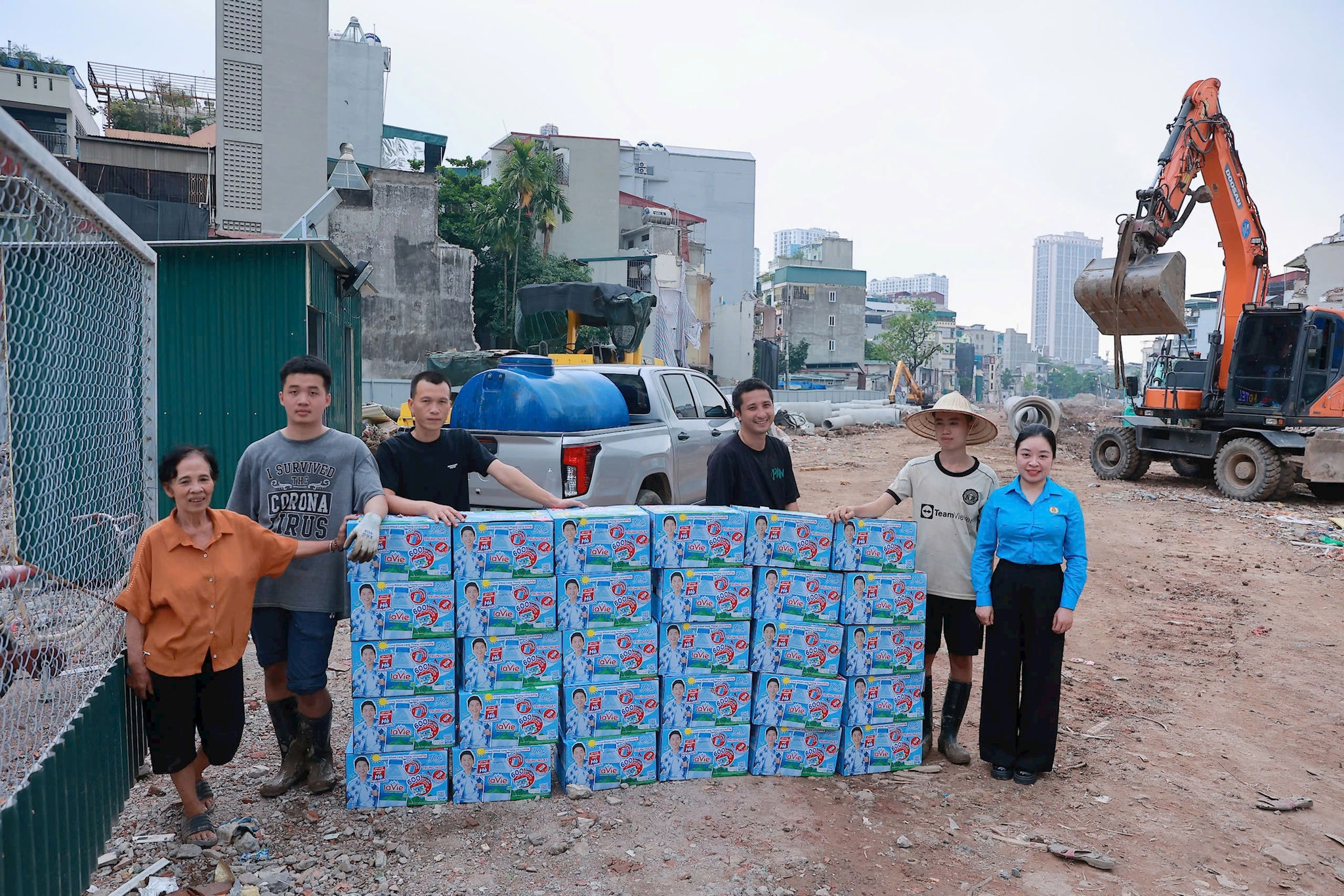 Phường Thanh Xuân tiếp sức công nhân thi công đường Vành đai 2,5 giữa cao điểm nắng nóng