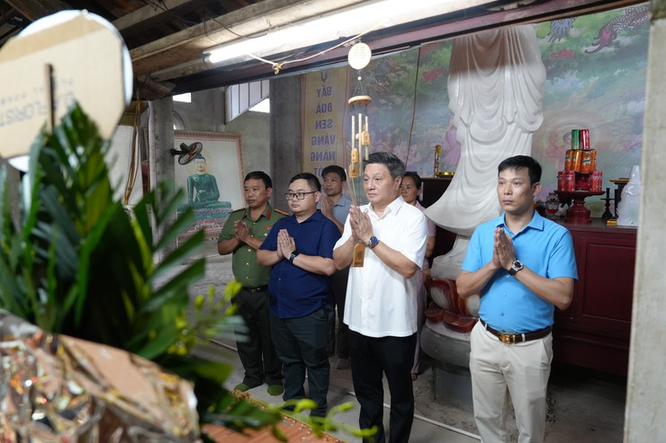 Lãnh đạo xã Thanh Oai thăm, chúc mừng các cơ sở Phật giáo nhân dịp Đại lễ Phật đản năm 2026