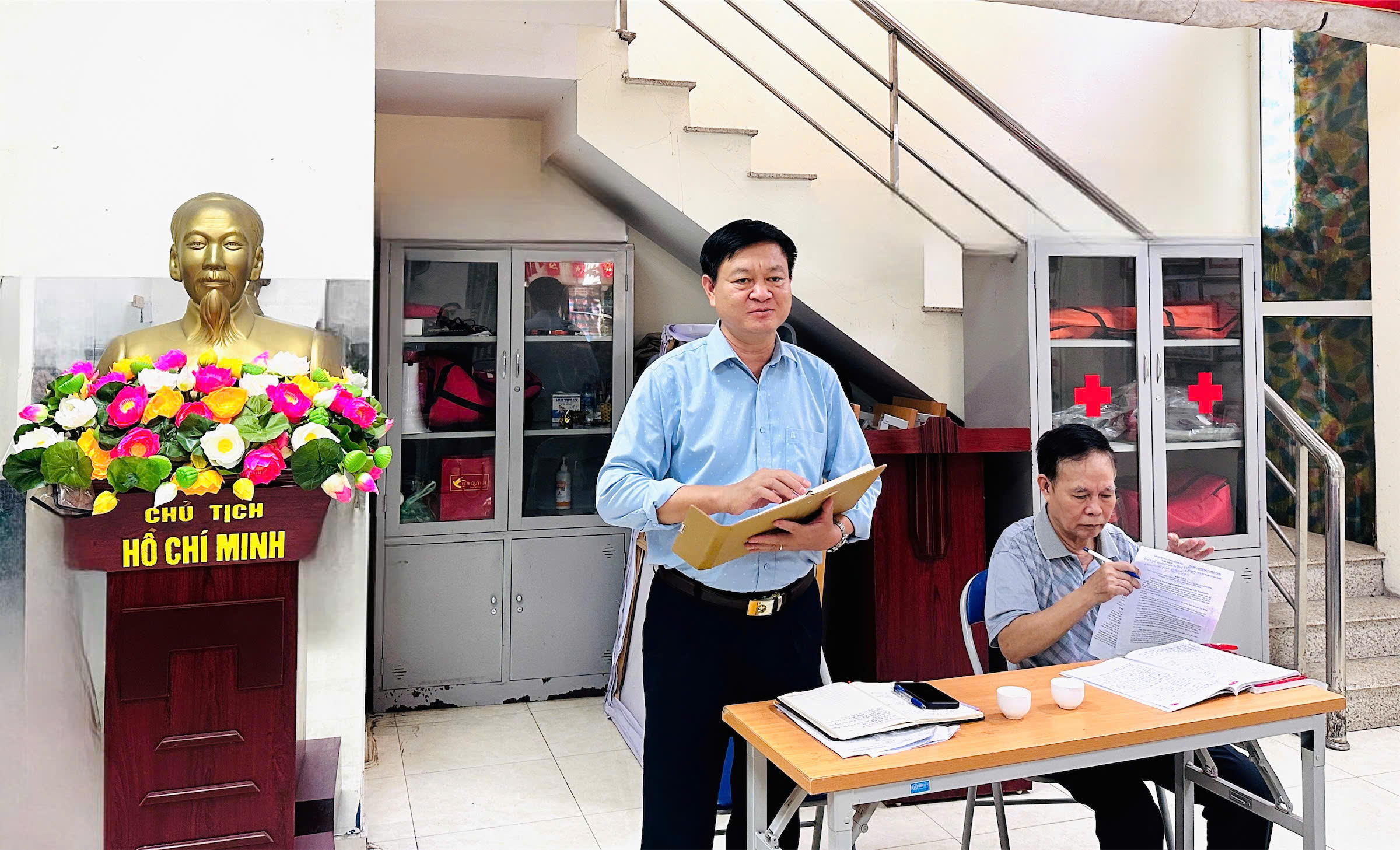 Lãnh đạo Đảng ủy phường Đống Đa dự sinh hoạt Chi bộ 52, lắng nghe ý kiến từ cơ sở