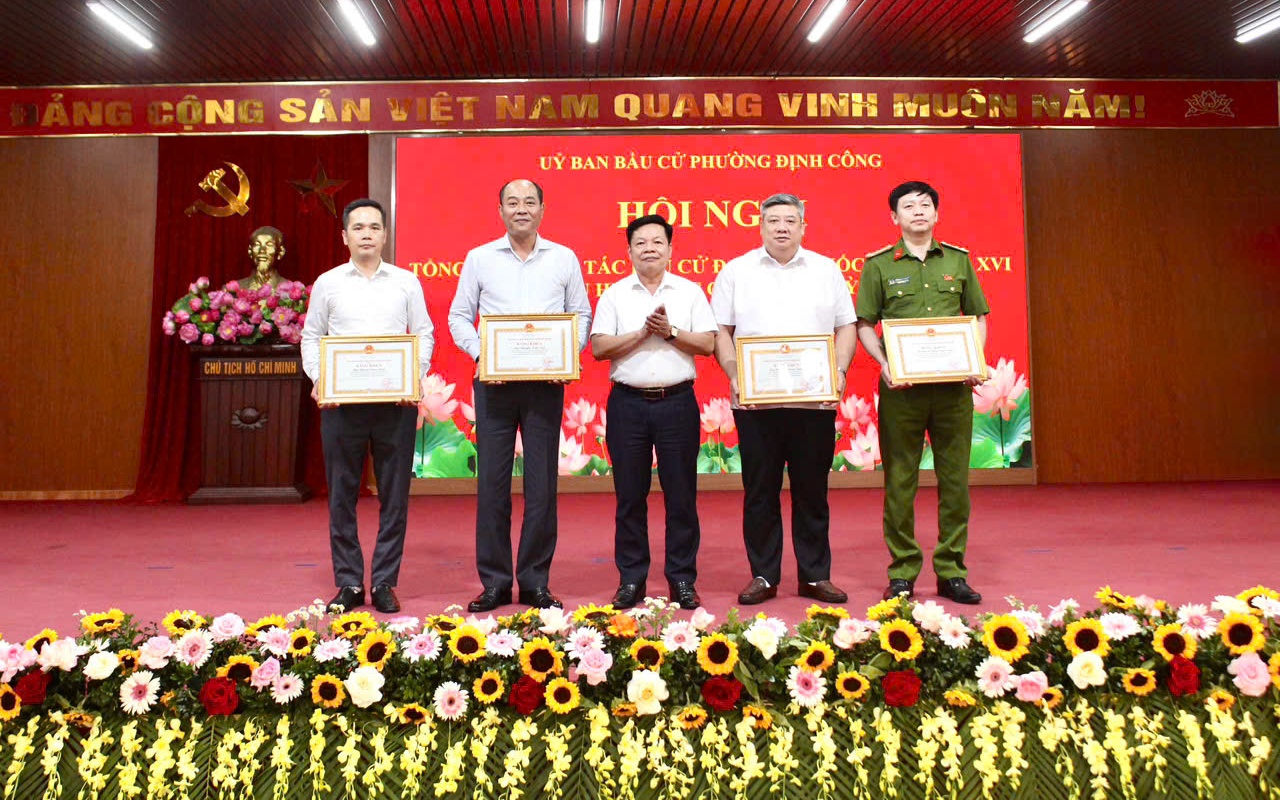 Phường Định Công tổng kết công tác bầu cử, biểu dương hàng trăm tập thể, cá nhân hoàn thành xuất sắc nhiệm vụ