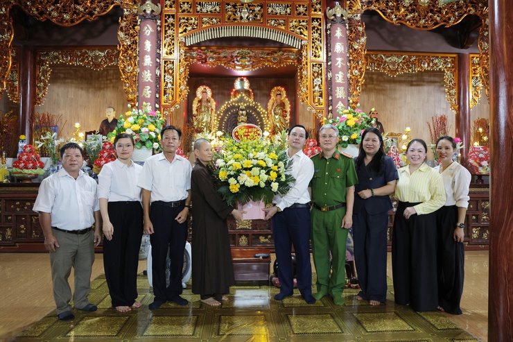 Xã Phú Nghĩa thăm, chúc mừng các cơ sở Phật giáo nhân Đại lễ Phật đản Phật lịch 2570