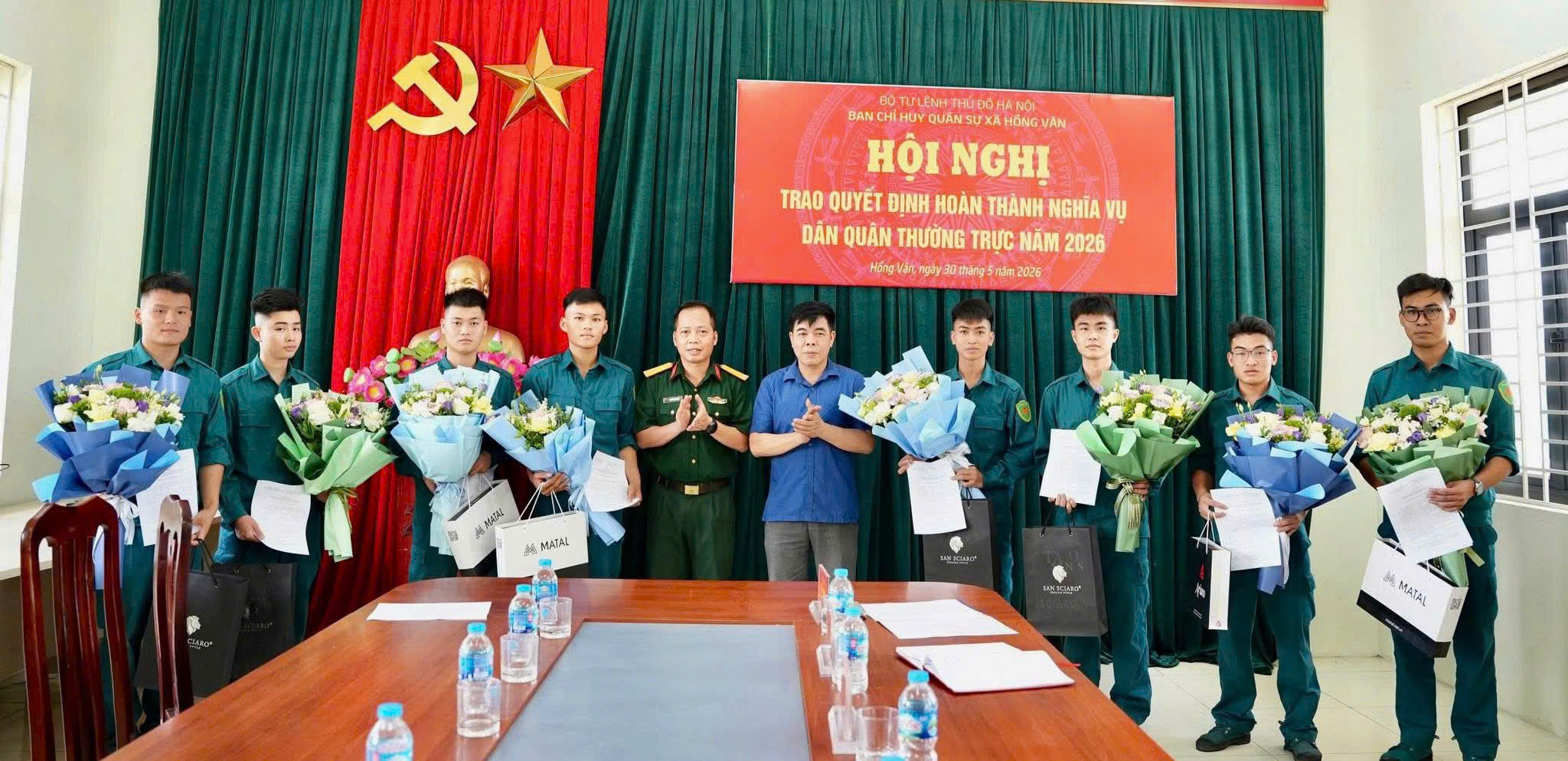Xã Hồng Vân trao quyết định hoàn thành nghĩa vụ cho chiến sĩ Dân quân thường trực