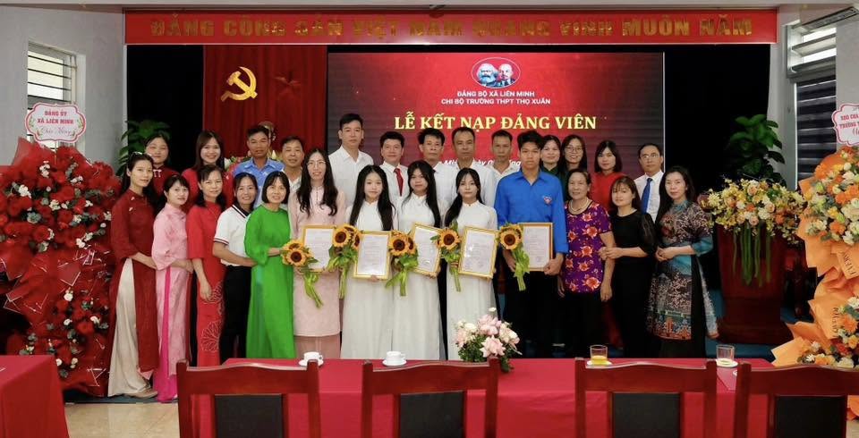 Chi bộ Trường THPT Thọ Xuân kết nạp 5 đảng viên mới, tiếp tục lan tỏa lý tưởng cách mạng trong thế hệ trẻ