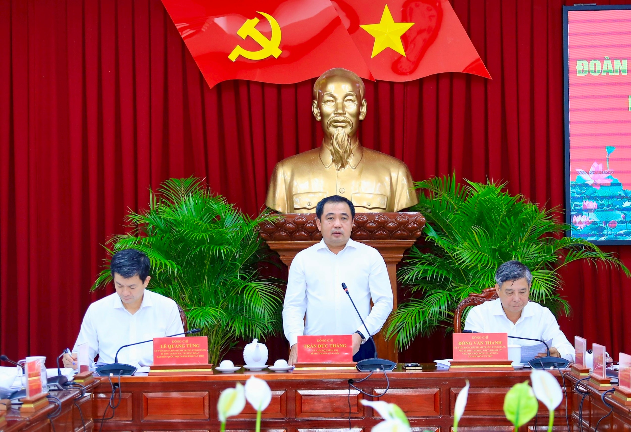 Đẩy mạnh phát triển khoa học, công nghệ, đổi mới sáng tạo và chuyển đổi số trên tất cả các lĩnh vực