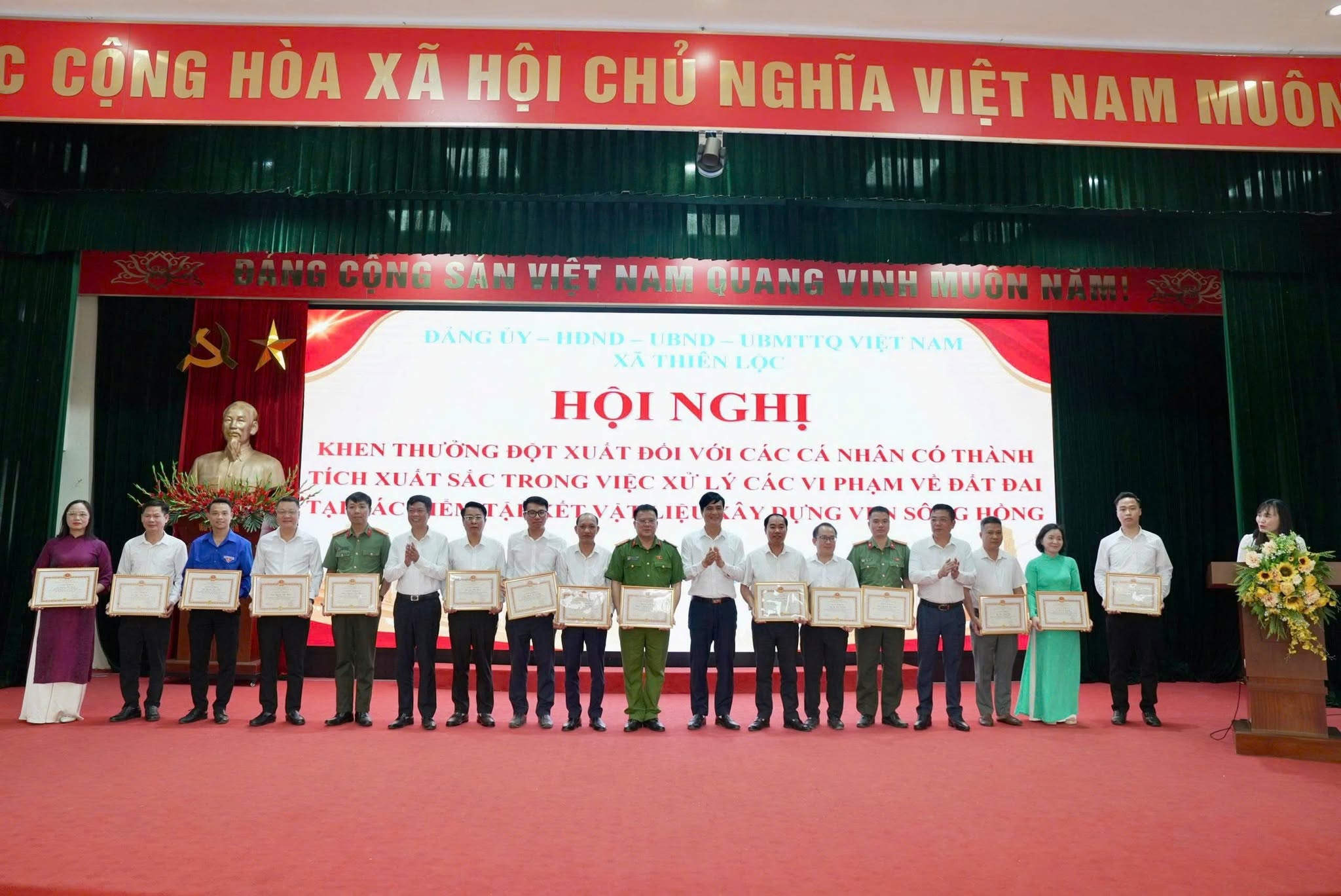 Xã Thiên Lộc khen thưởng 15 cá nhân có thành tích xuất sắc trong công tác xử lý vi phạm đất đai