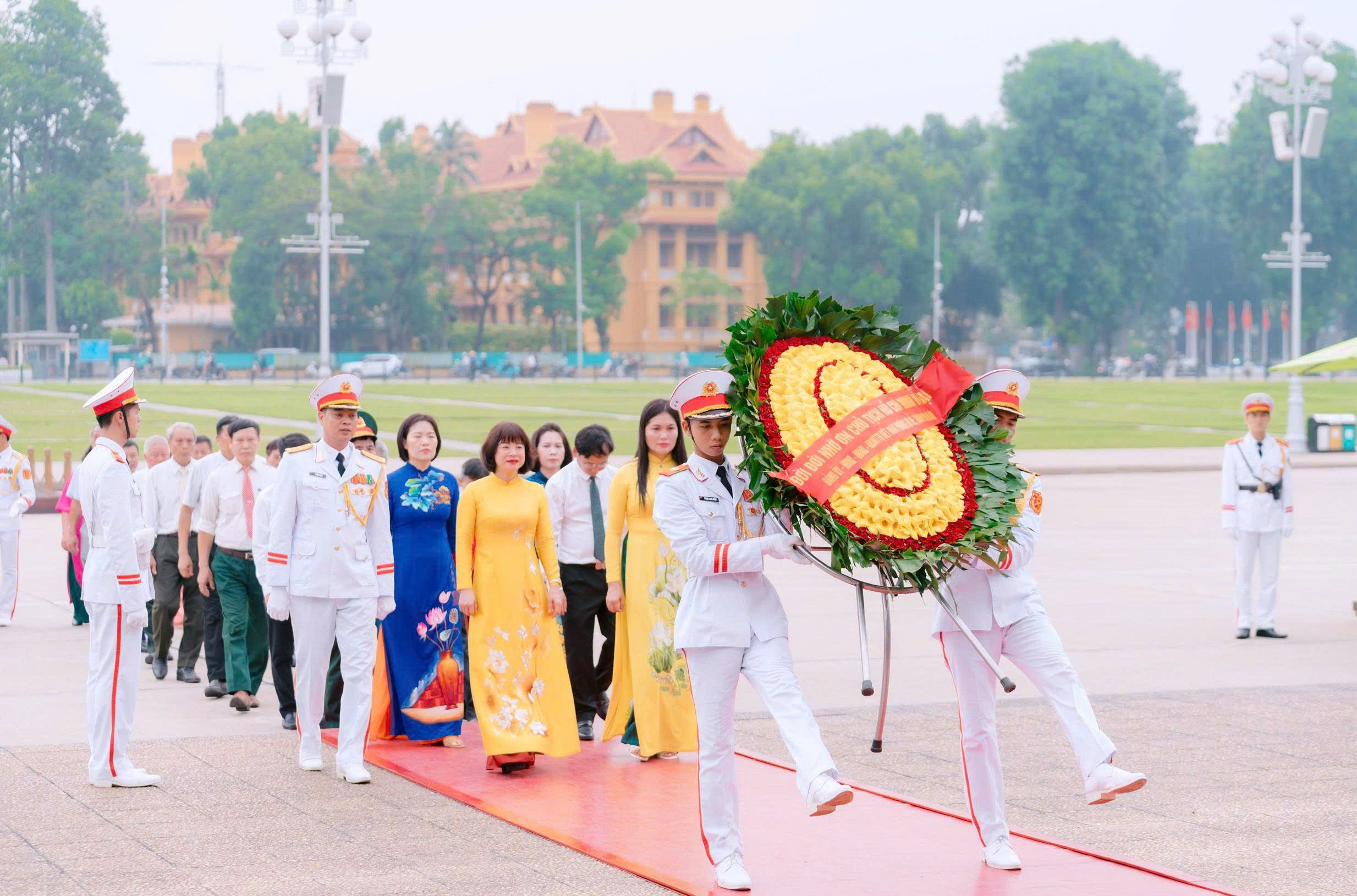 Phường Bồ Đề báo công dâng Bác, tri ân Anh hùng liệt sĩ nhân dịp sơ kết 1 năm thực hiện mô hình chính quyền hai cấp