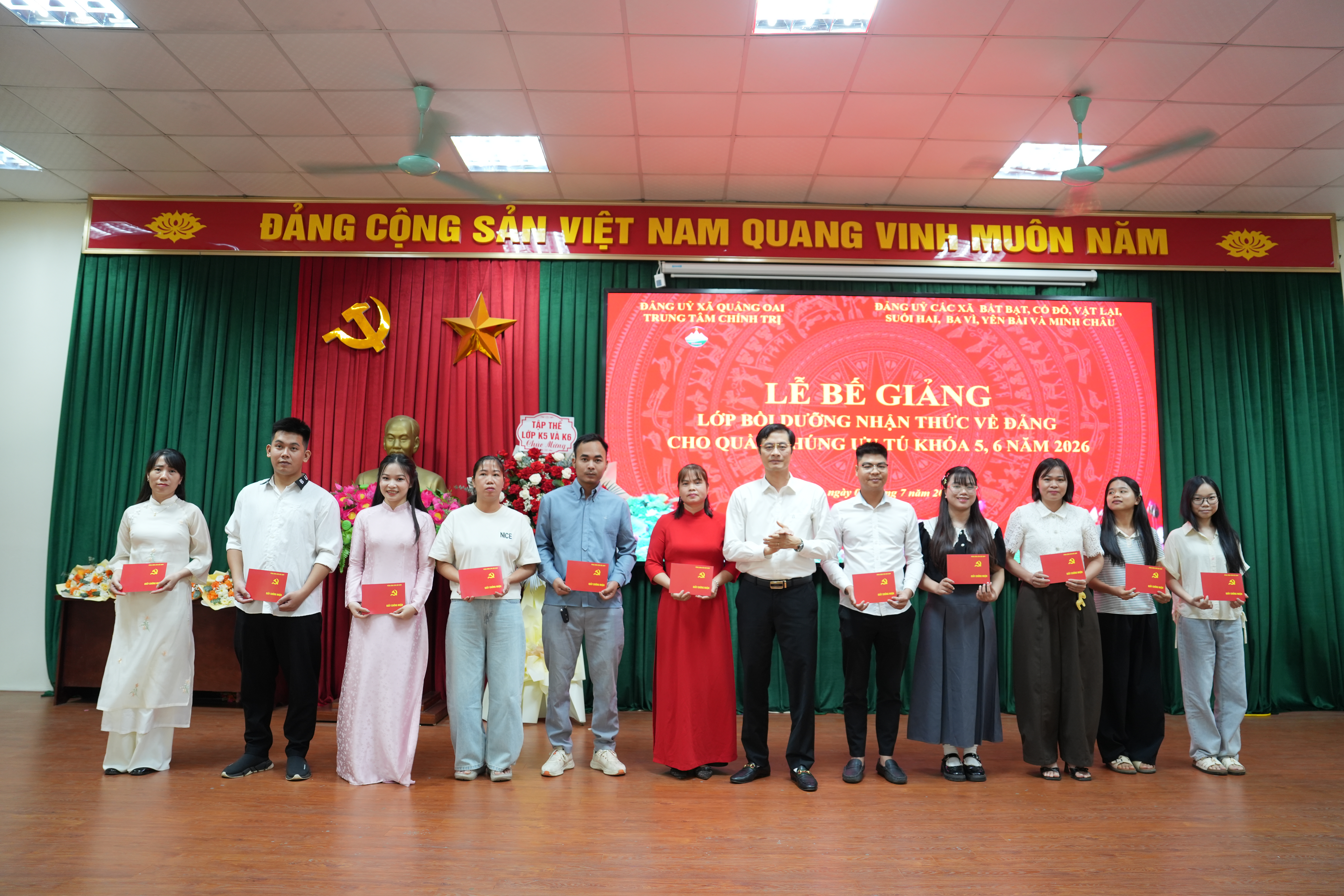 Quảng Oai bế giảng hai lớp bồi dưỡng nhận thức về Đảng, tạo nguồn phát triển gần 200 quần chúng ưu tú