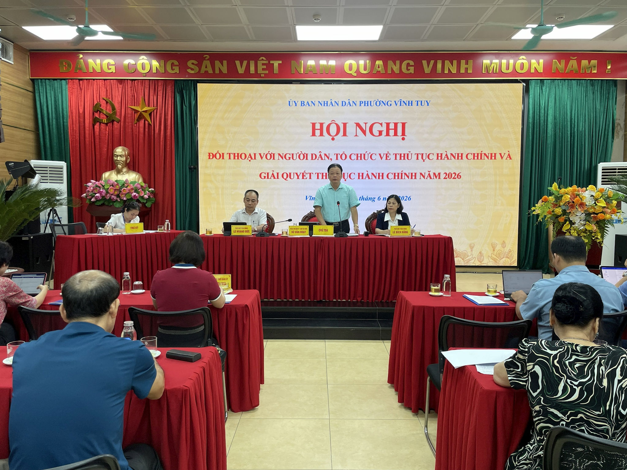 Phường Vĩnh Tuy đối thoại với người dân, nâng cao chất lượng giải quyết thủ tục hành chính