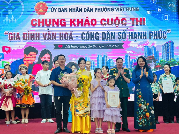 Phường Việt Hưng lan tỏa giá trị gia đình thời đại số qua cuộc thi “Gia đình văn hóa - Công dân số hạnh phúc”