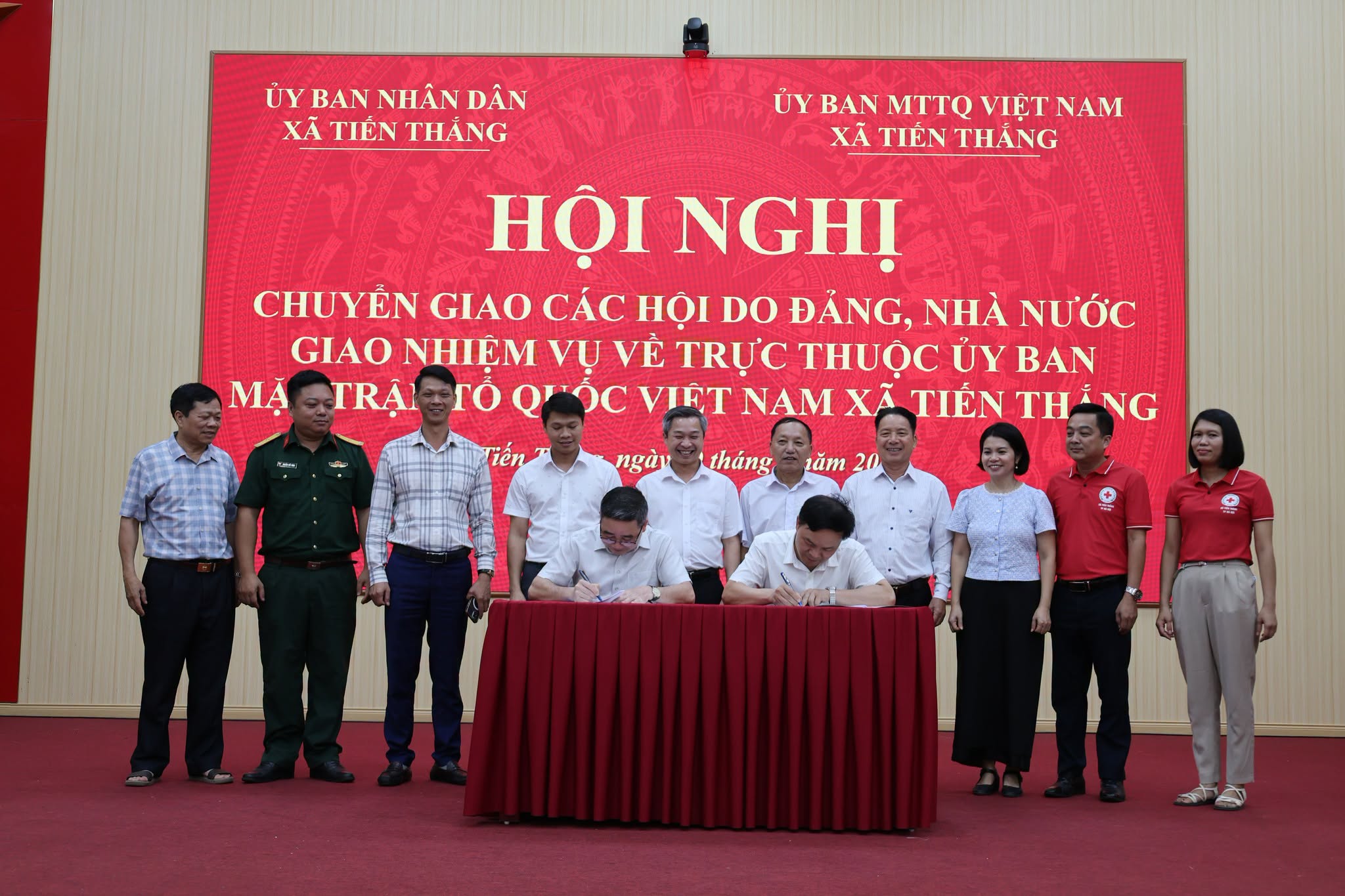 Xã Tiến Thắng kiện toàn tổ chức, chuyển giao Hội Chữ thập đỏ và Hội Người cao tuổi về trực thuộc Ủy ban MTTQ Việt Nam xã
