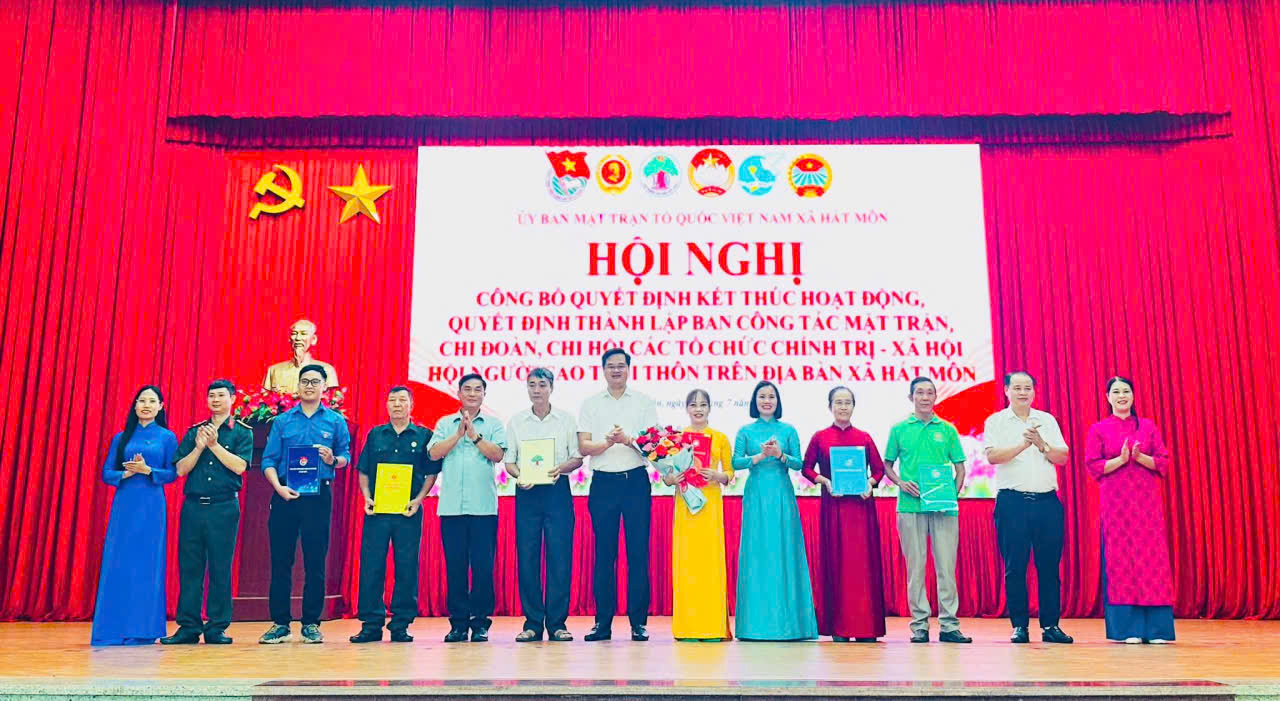 Xã Hát Môn công bố các quyết định kiện toàn tổ chức Mặt trận và các đoàn thể sau sắp xếp