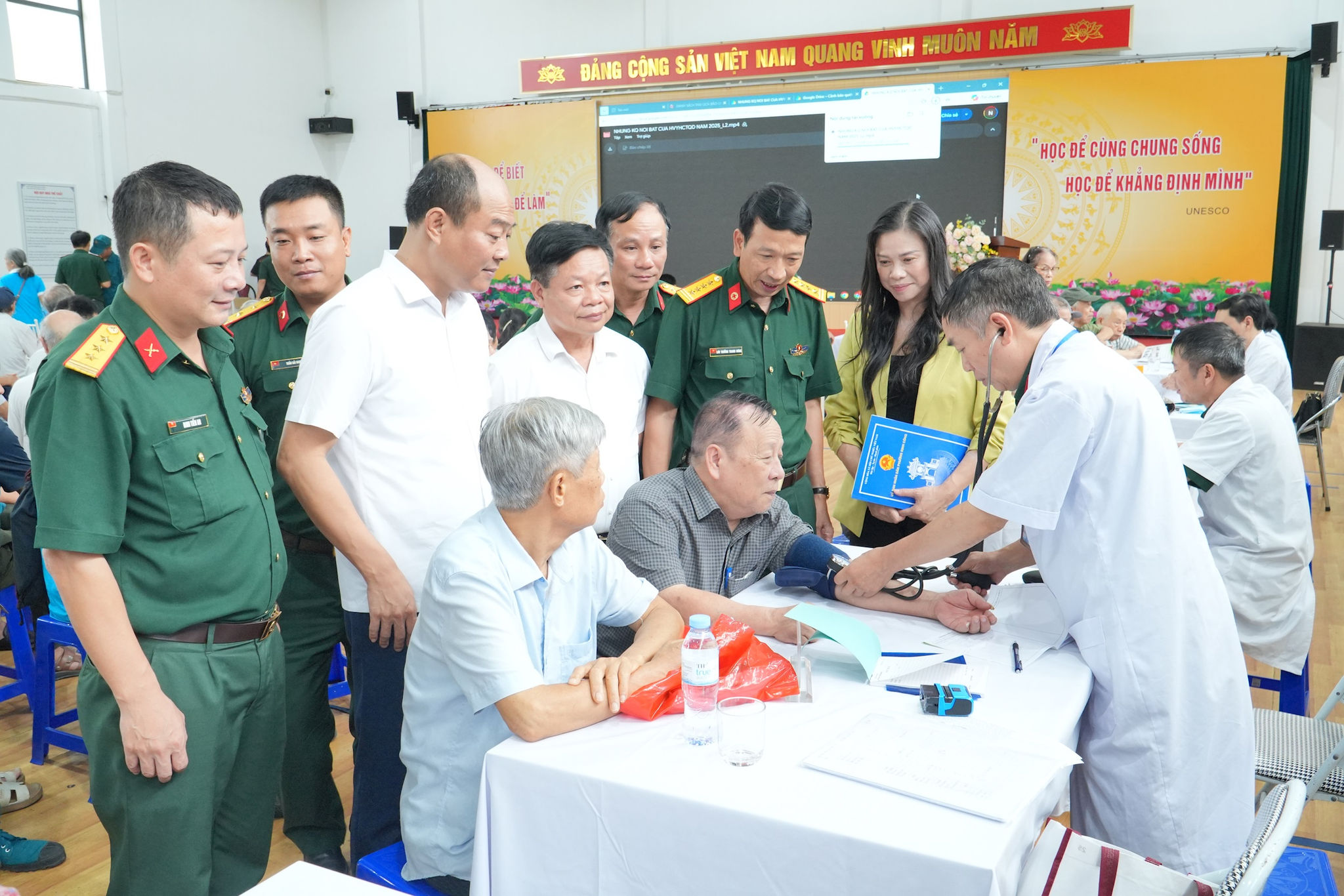 Phường Định Công đẩy mạnh chăm sóc sức khỏe toàn dân, tri ân người có công bằng những hoạt động thiết thực