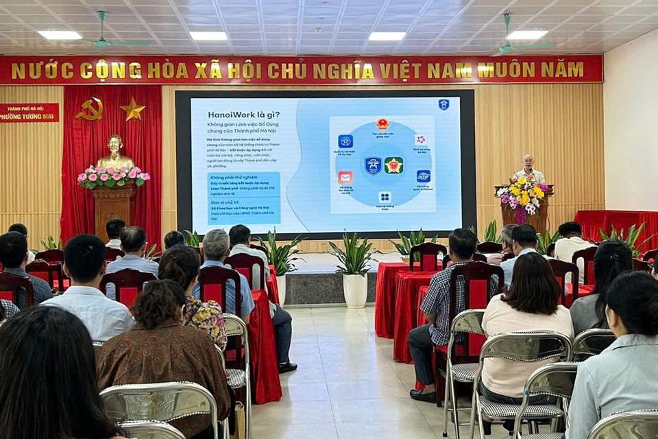 Phường Tương Mai đẩy mạnh chuyển đổi số, nâng cao năng lực điều hành qua hệ thống HanoiWork