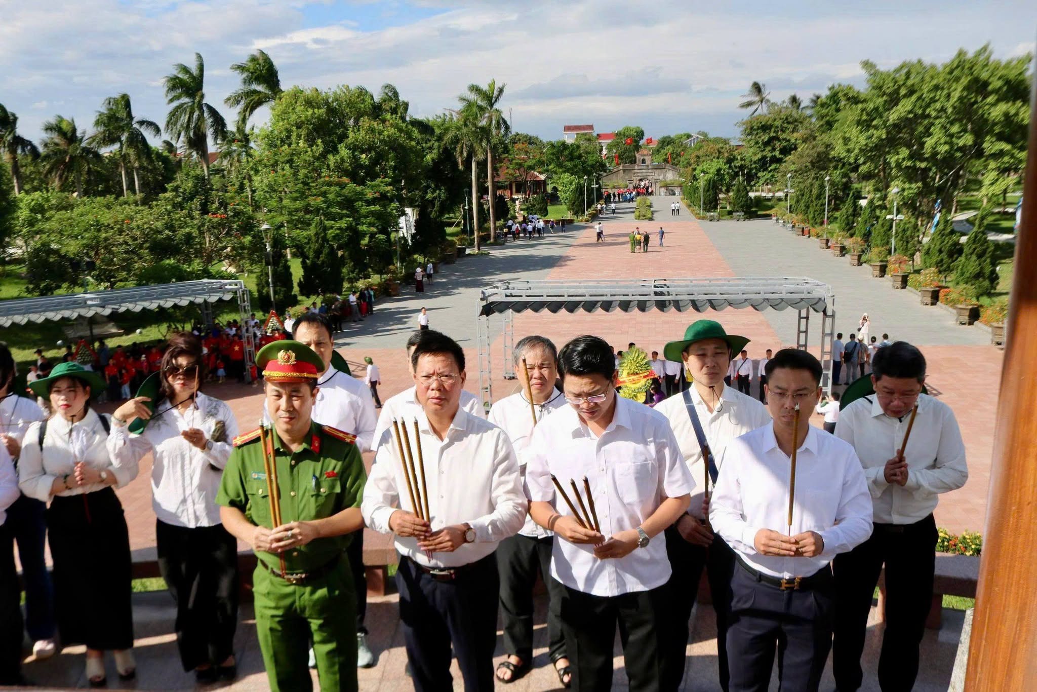 Đoàn đại biểu phường Phú Thượng phát huy truyền thống “Uống nước nhớ nguồn”