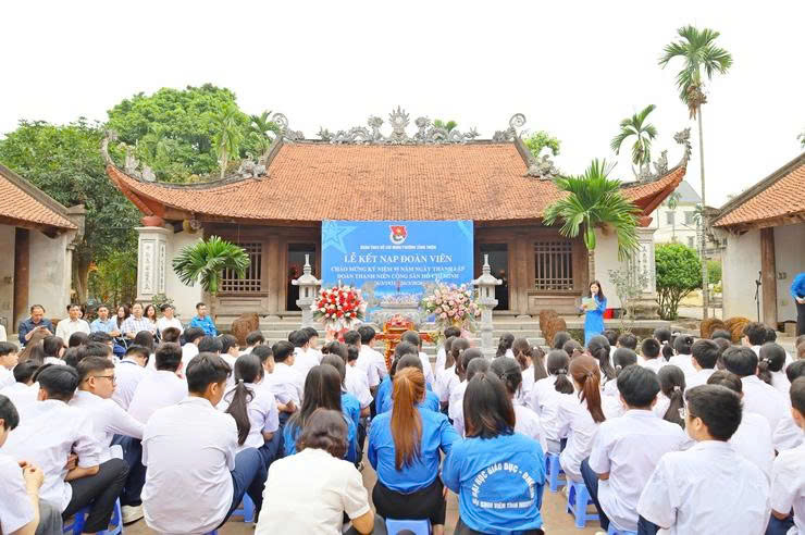 124 đội viên ưu tú phường Tùng Thiện vinh dự đứng vào hàng ngũ Đoàn TNCS Hồ Chí Minh