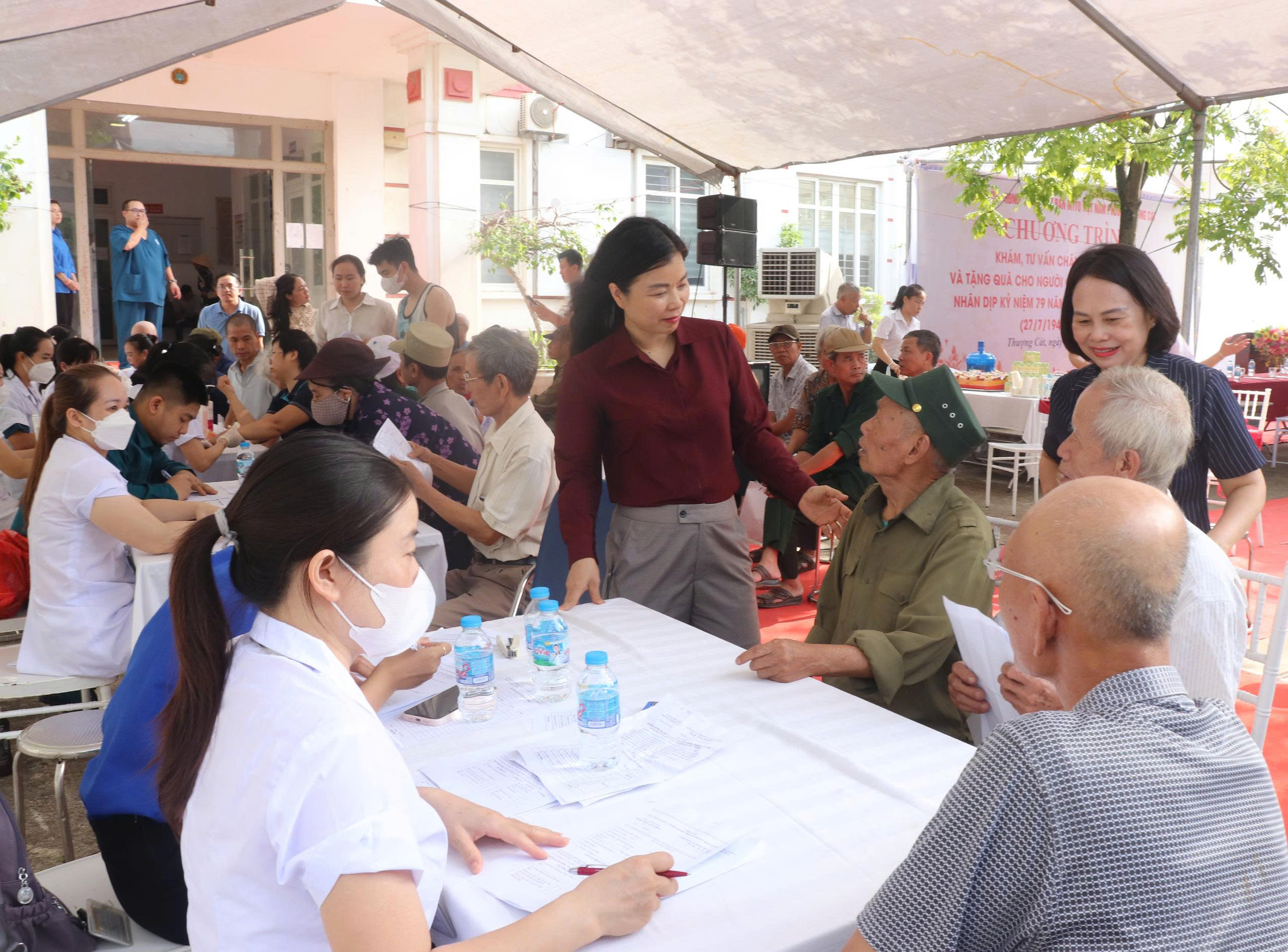 Phường Thượng Cát chăm lo sức khỏe người có công, lan tỏa nghĩa tình tri ân từ những hoạt động thiết thực
