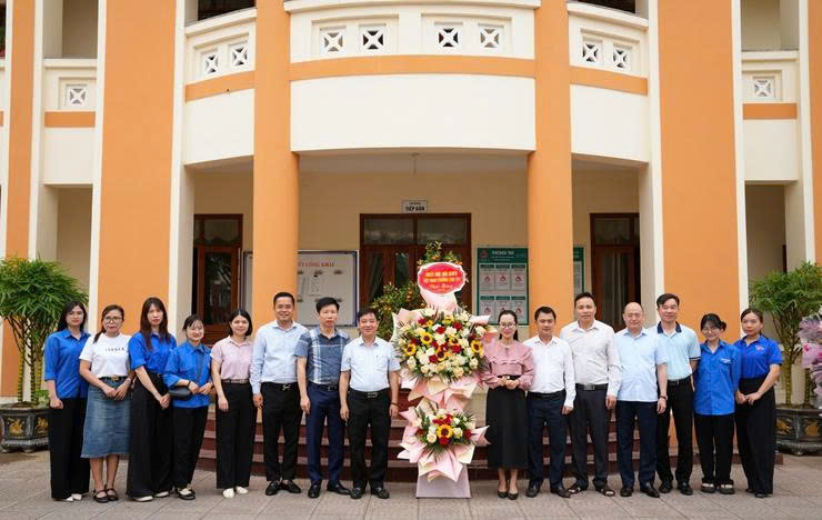 Lãnh đạo phường Sơn Tây chúc mừng 95 năm Ngày thành lập Đoàn, gửi gắm kỳ vọng vào vai trò tiên phong của tuổi trẻ