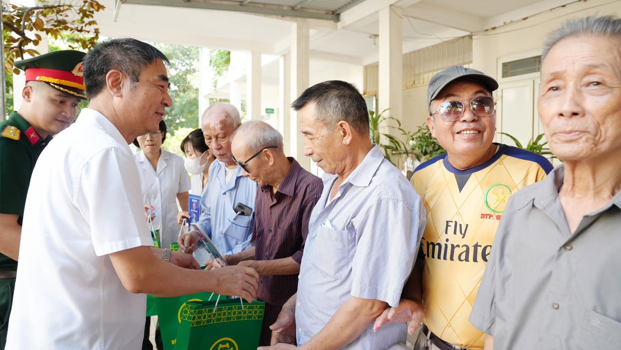 Phường Yên Nghĩa chăm lo sức khỏe người có công, lan tỏa nghĩa tình trước Ngày Thương binh - Liệt sĩ