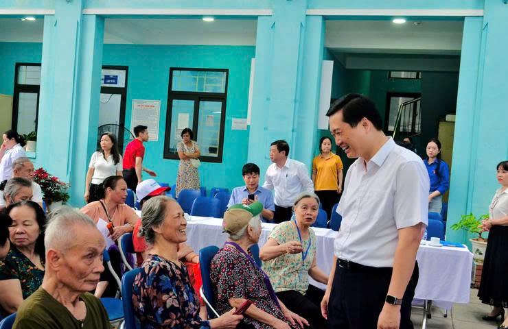 Phường Yên Hòa khám sức khỏe miễn phí cho 300 người cao tuổi, nâng cao chất lượng chăm sóc sức khỏe tuyến cơ sở