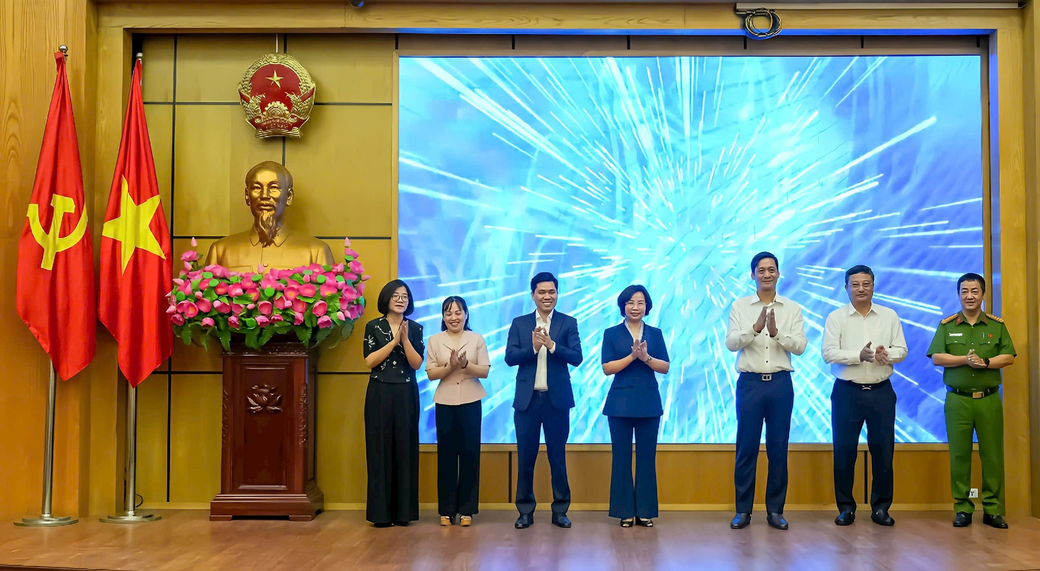 Phường Ngọc Hà ra mắt mô hình “Cán bộ Mặt trận thực chiến cùng AI”, thúc đẩy chuyển đổi số từ cơ sở