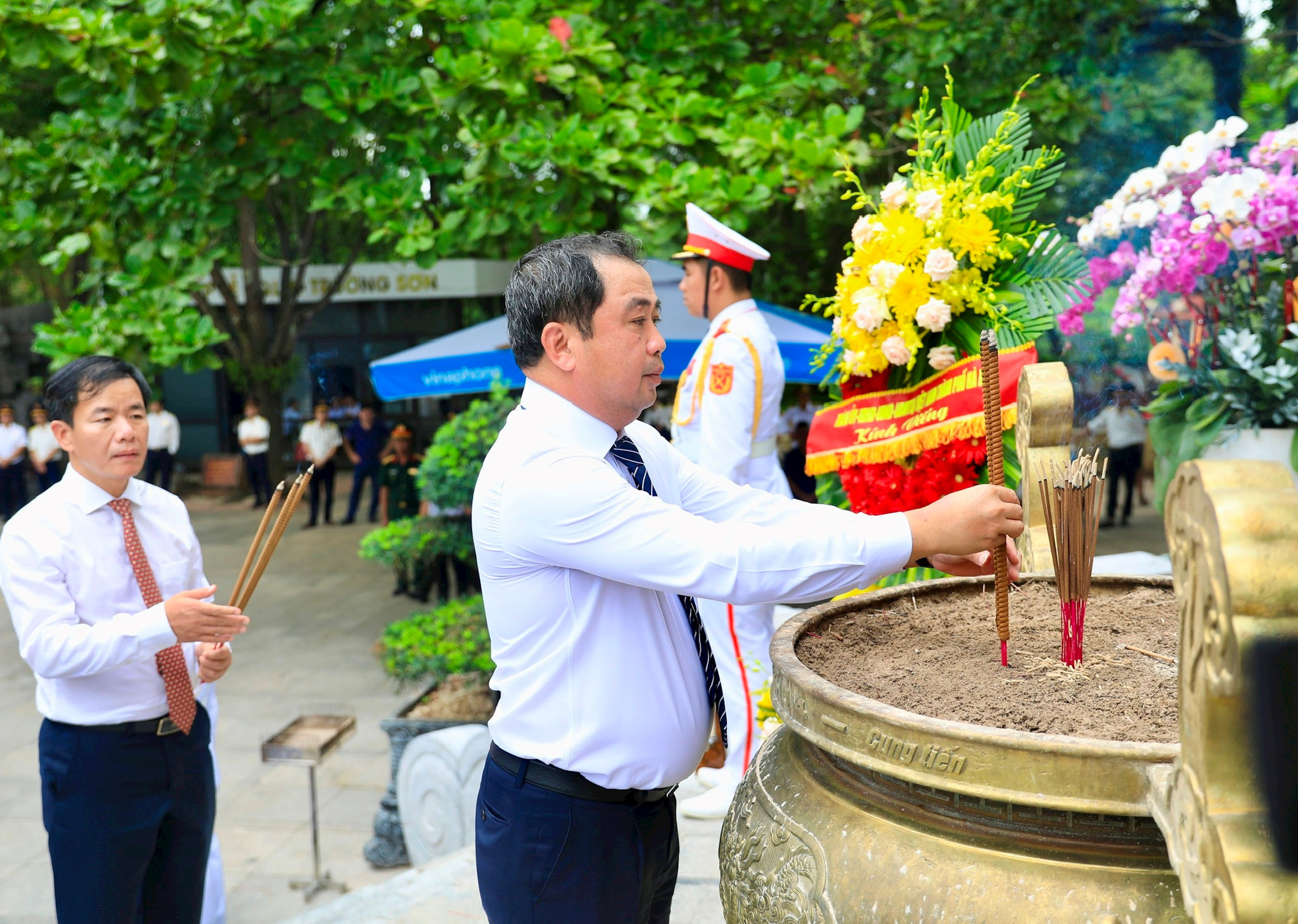 Đoàn đại biểu Thành phố dâng hương tưởng niệm các Anh hùng liệt sĩ và trao quà tri ân tại tỉnh Quảng Trị