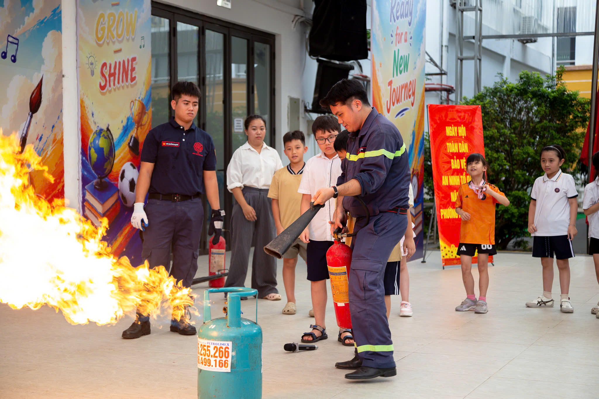 Gần 700 học sinh và giáo viên hào hứng trải nghiệm làm "chiến sĩ phòng cháy, chữa cháy”