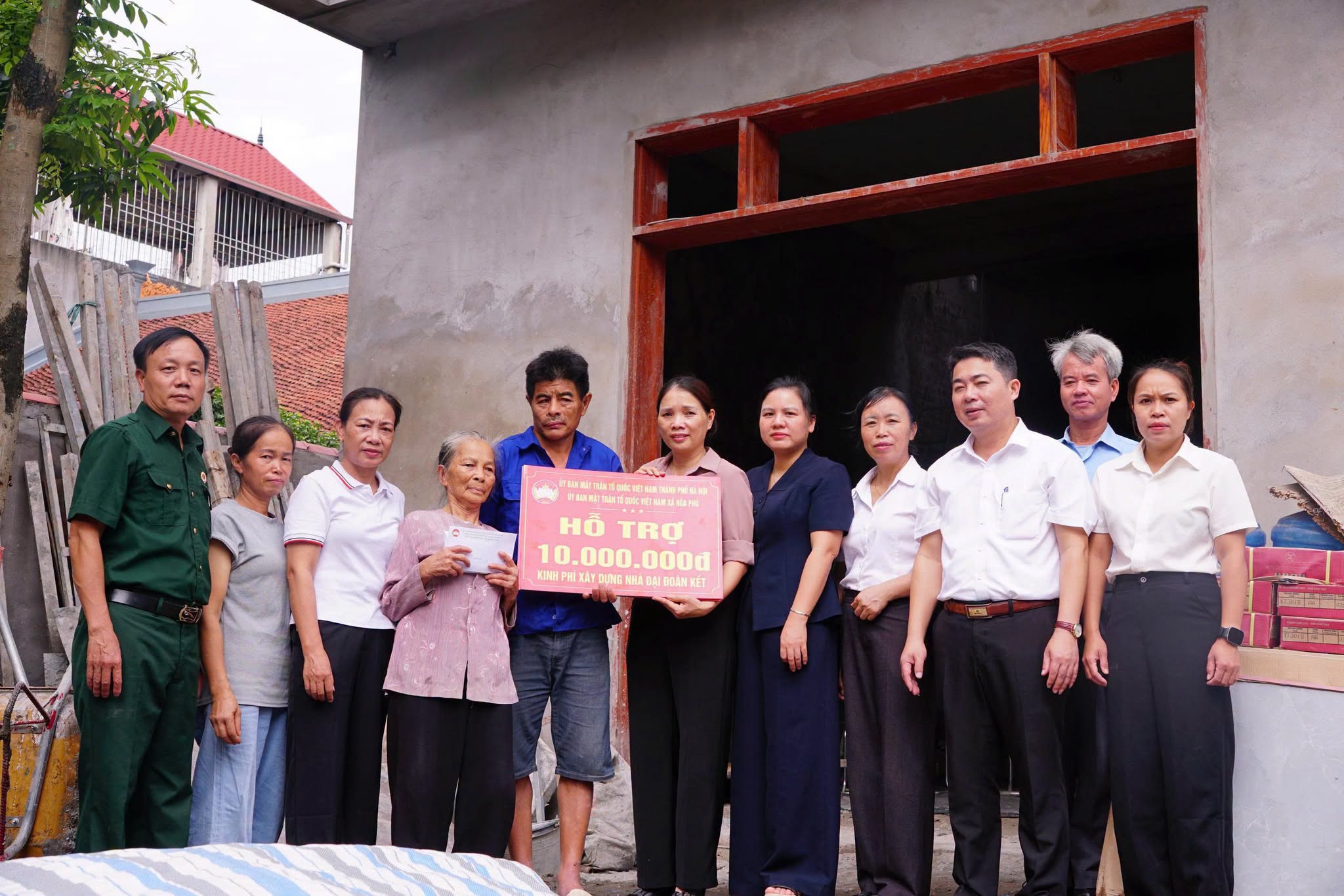 Xã Hòa Phú trao kinh phí xây dựng Nhà Đại đoàn kết, góp phần lan tỏa tinh thần nhân văn và trách nhiệm cộng đồng