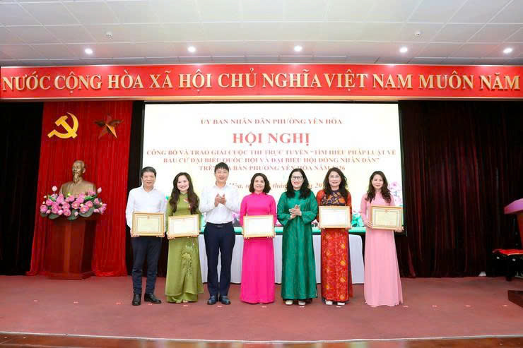 Phường Yên Hòa vinh danh các tập thể, cá nhân xuất sắc tại Cuộc thi tìm hiểu pháp luật về bầu cử đại biểu Quốc hội và đại biểu HĐND các cấp